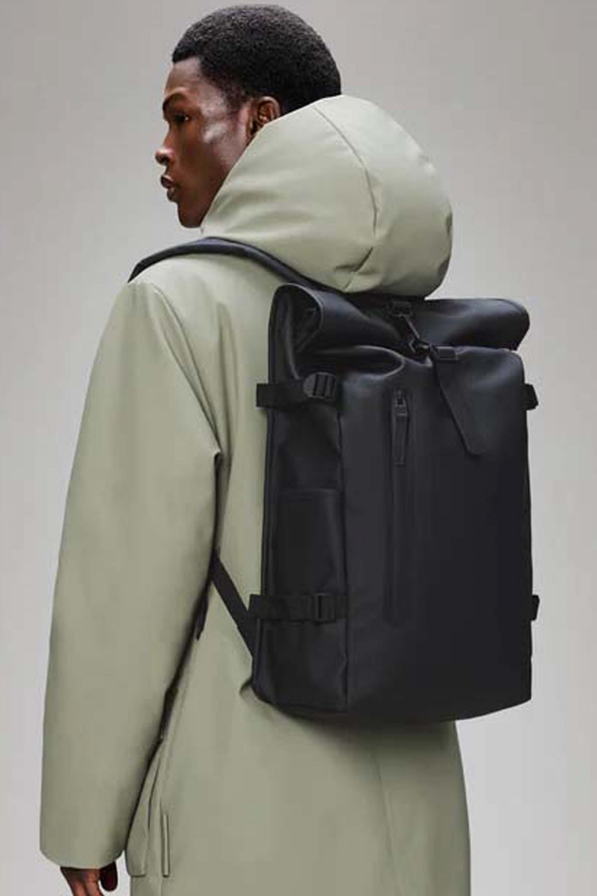 RAINS ROLLTOP RUCKSACK W en color NEGRO (4)