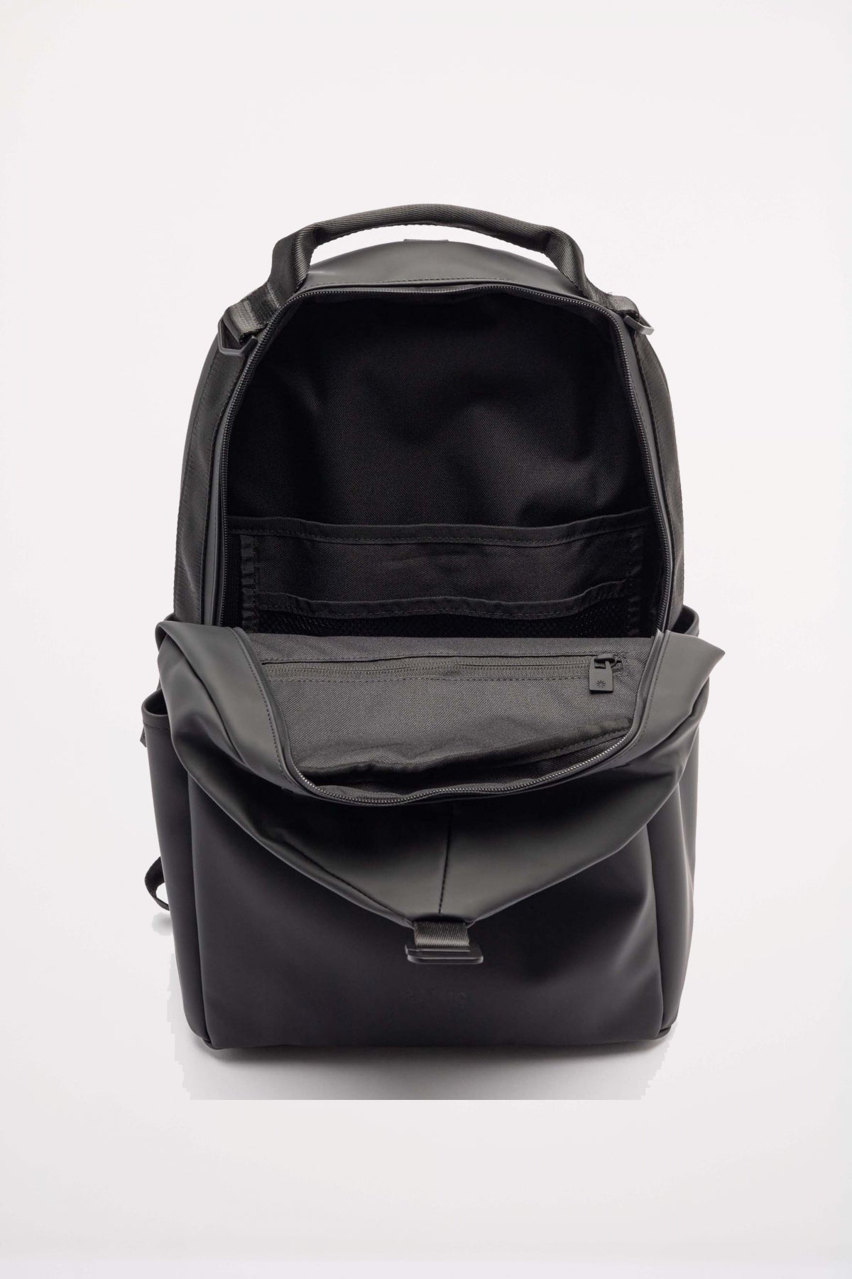 RAINS CLIP FRONT BACKPACK W en color NEGRO (5)