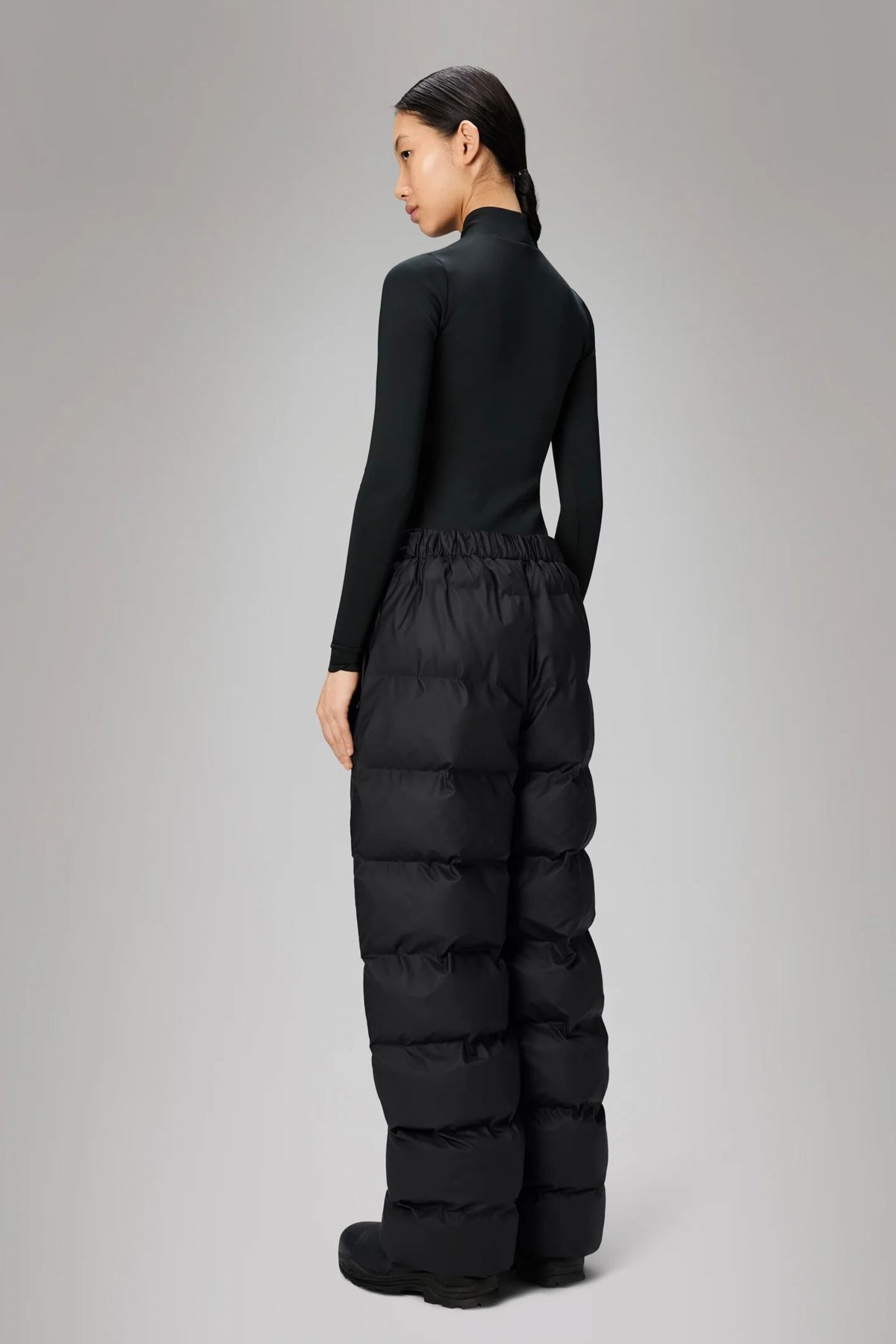 RAINS ALTA PUFFER PANTS REGULAR W en color NEGRO (3)