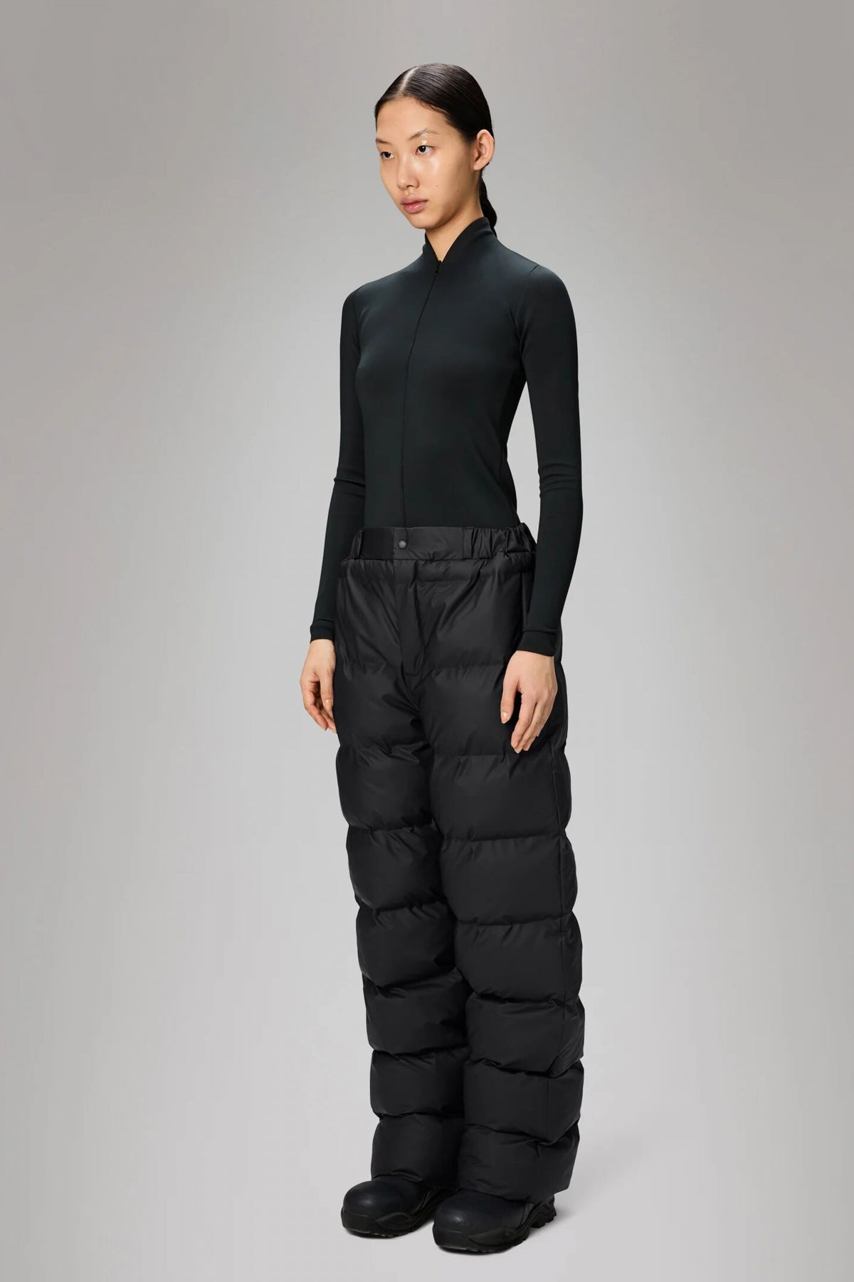 RAINS ALTA PUFFER PANTS REGULAR W en color NEGRO (4)