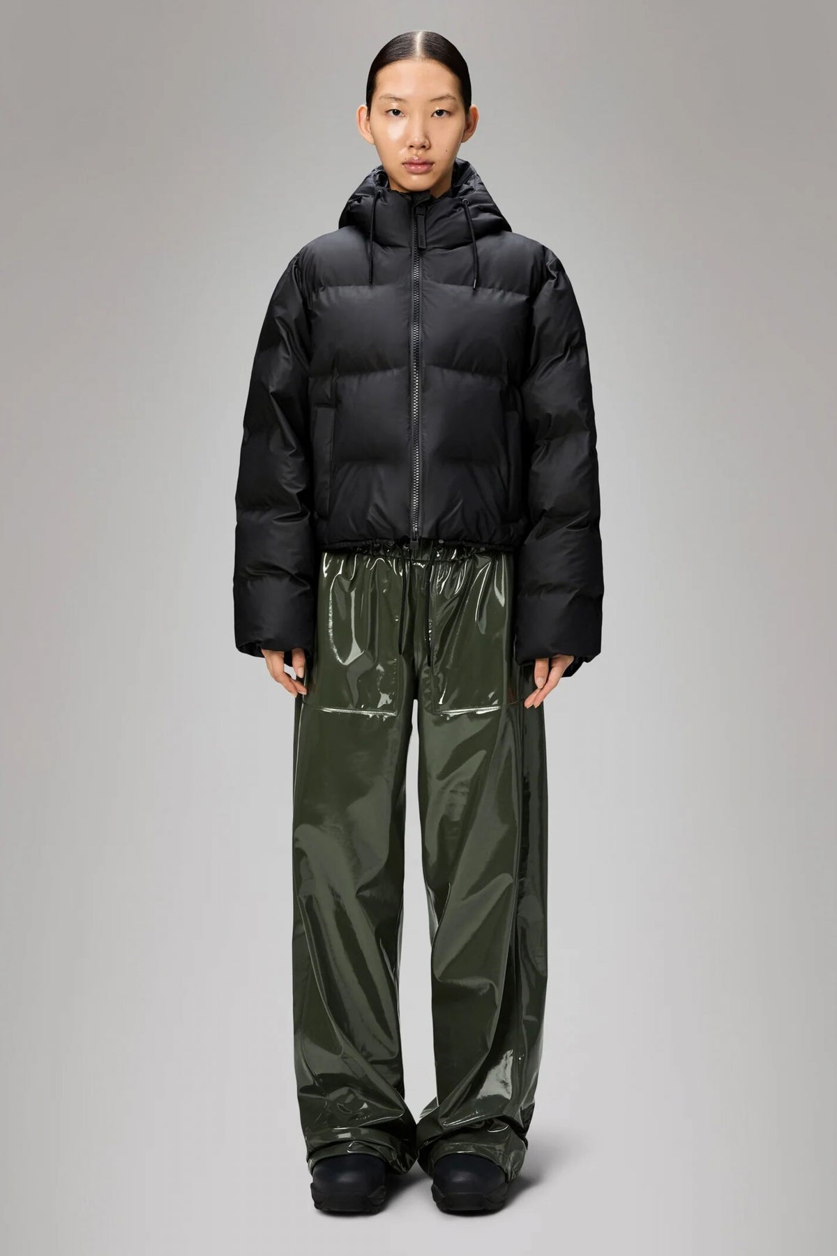 RAINS ALTA SHORT PUFFER JACKET WT en color NEGRO (4)