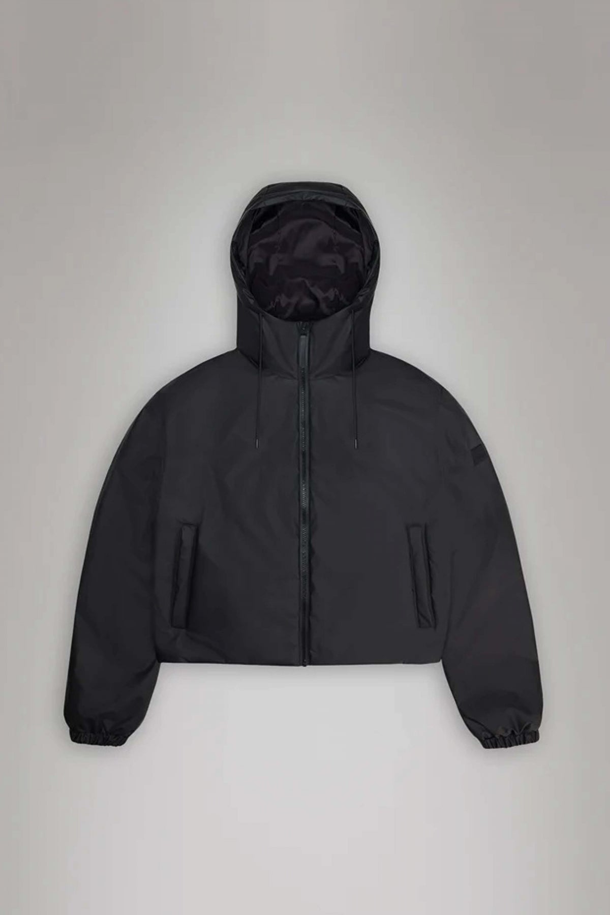 RAINS LOHJA SHORT INSULATED JACKET en color NEGRO (2)