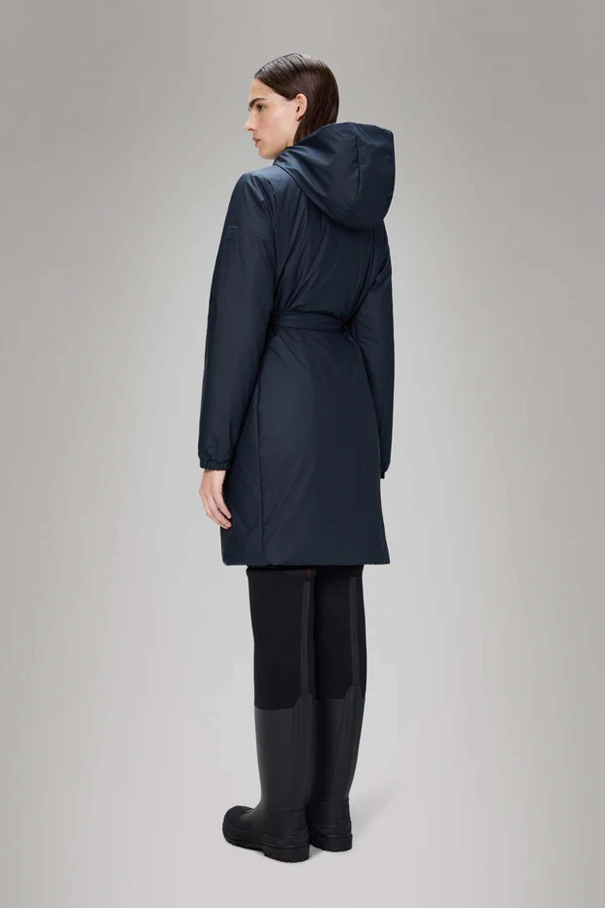 RAINS LOHJA LONG INSULATED CURVE J en color AZUL (3)