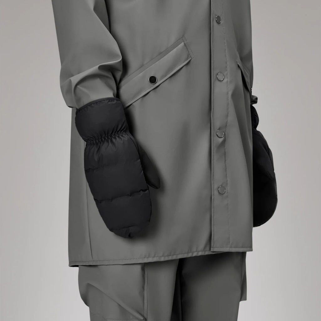 RAINS LOHJA PUFFER MITTENS WT en color NEGRO (4)