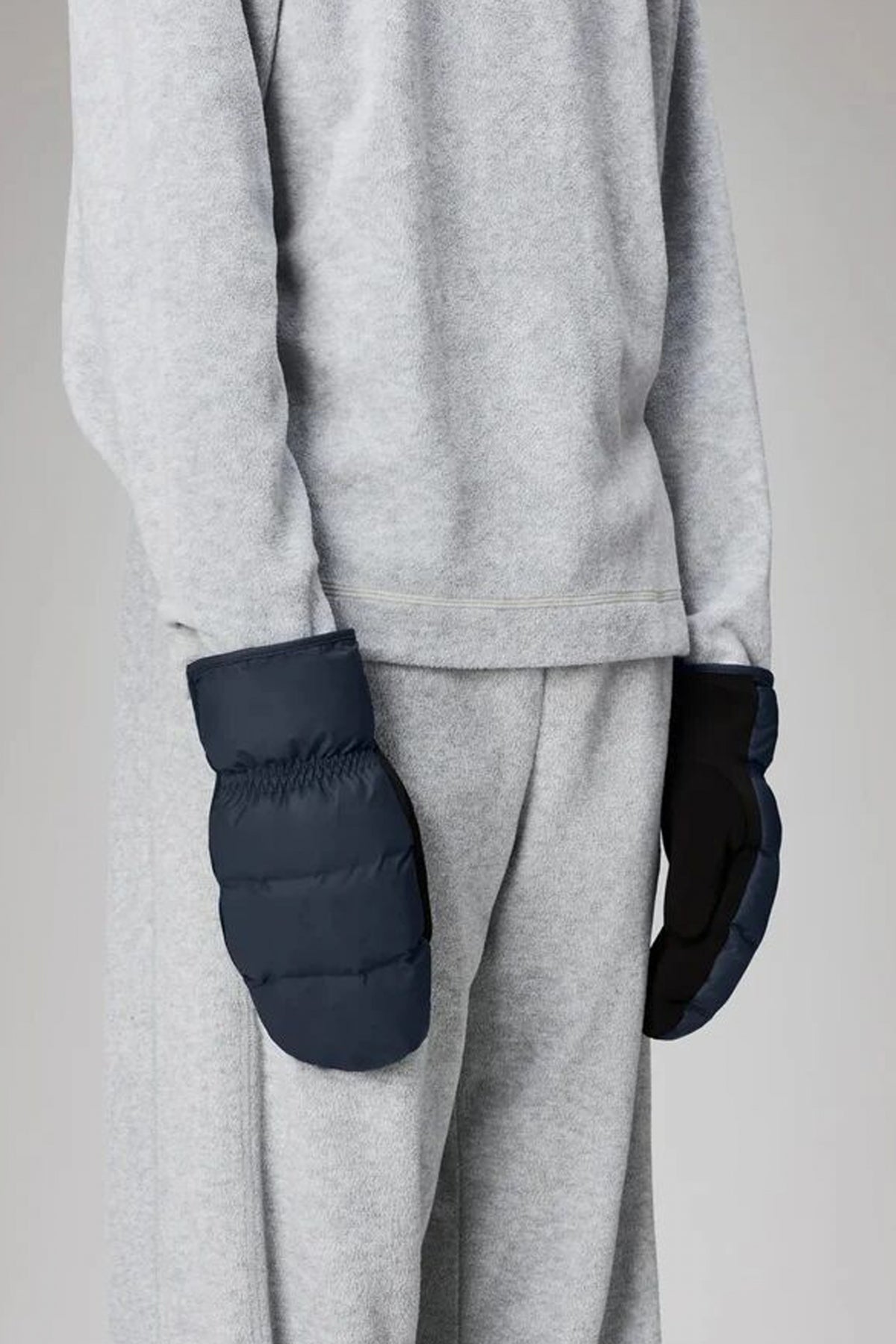 RAINS LOHJA PUFFER MITTENS WT en color AZUL (2)