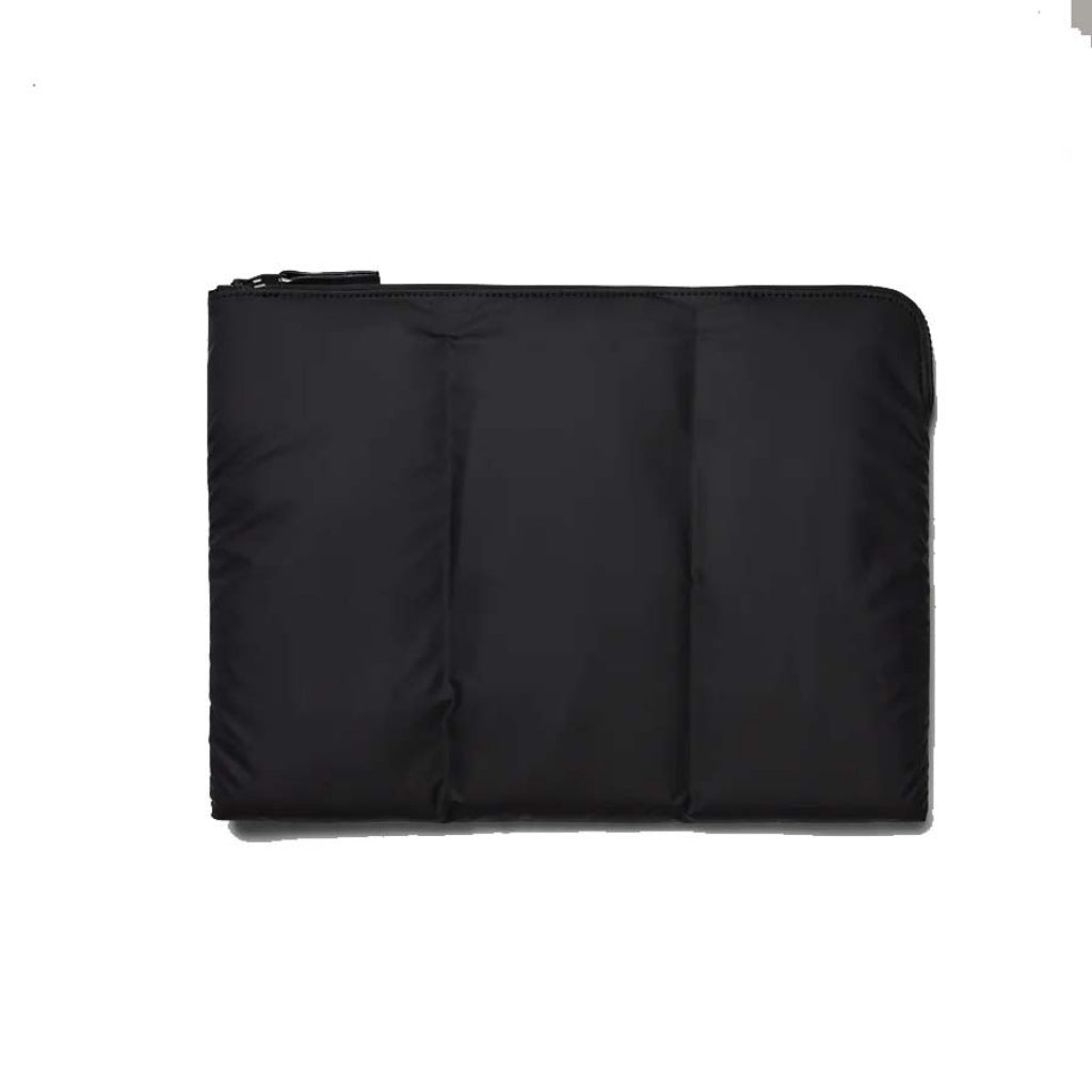 RAINS PUFFER LAPTOP COVER " " en color NEGRO (4)