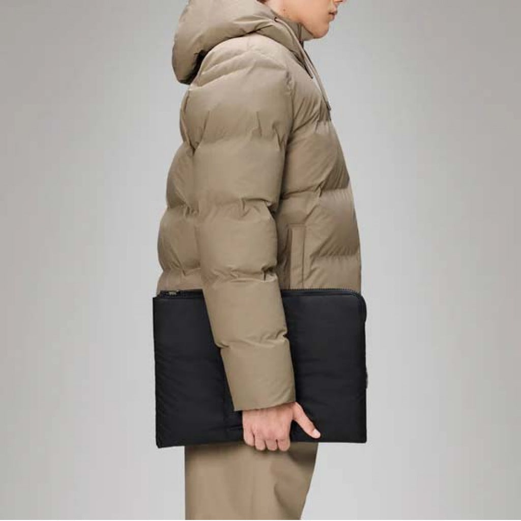 RAINS PUFFER LAPTOP COVER " " en color NEGRO (5)