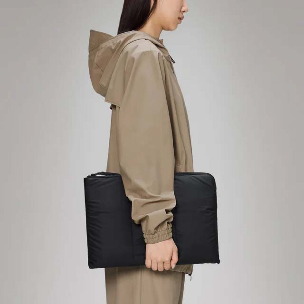 RAINS PUFFER LAPTOP COVER " " en color NEGRO (6)