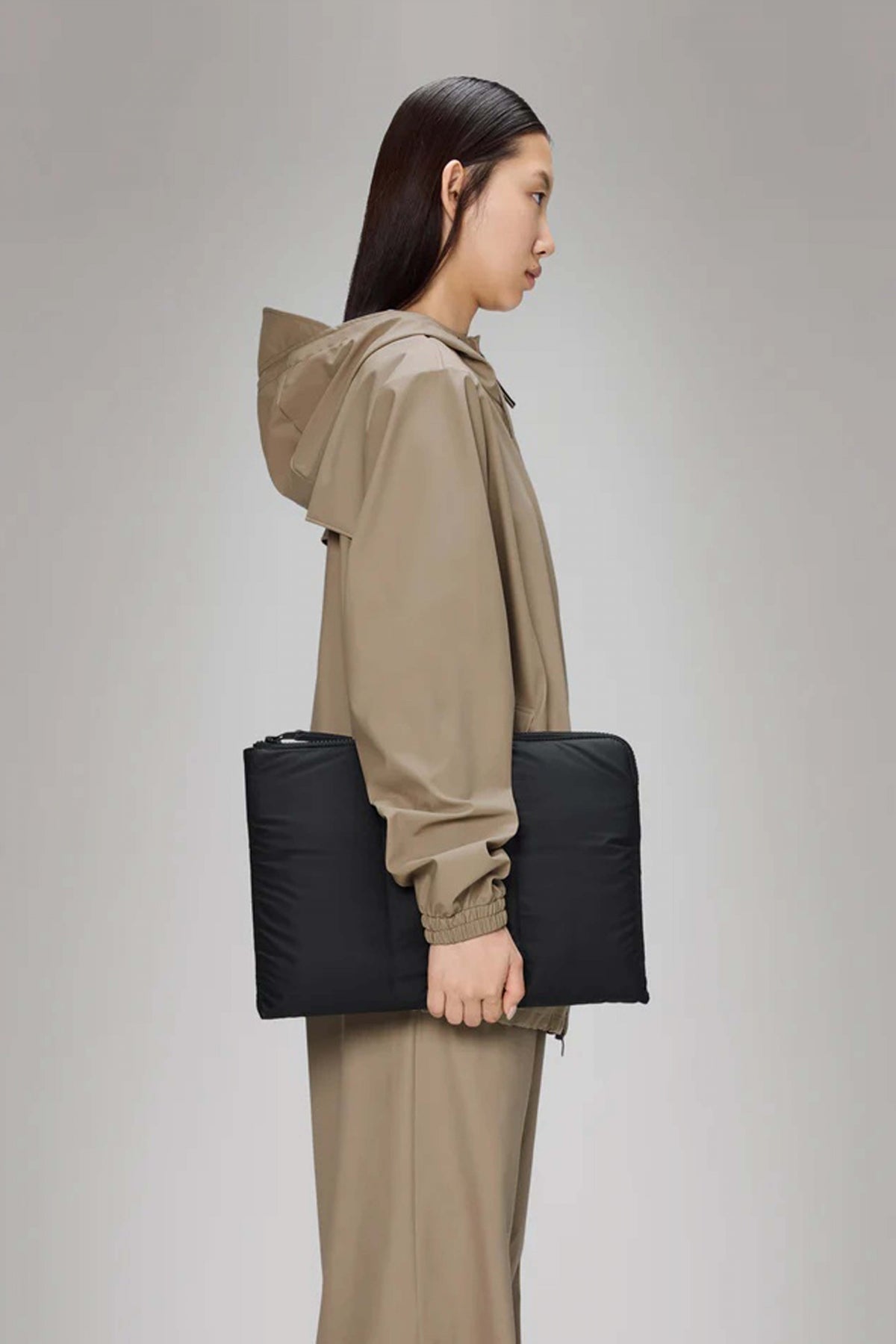 RAINS PUFFER LAPTOP COVER " " en color NEGRO (3)
