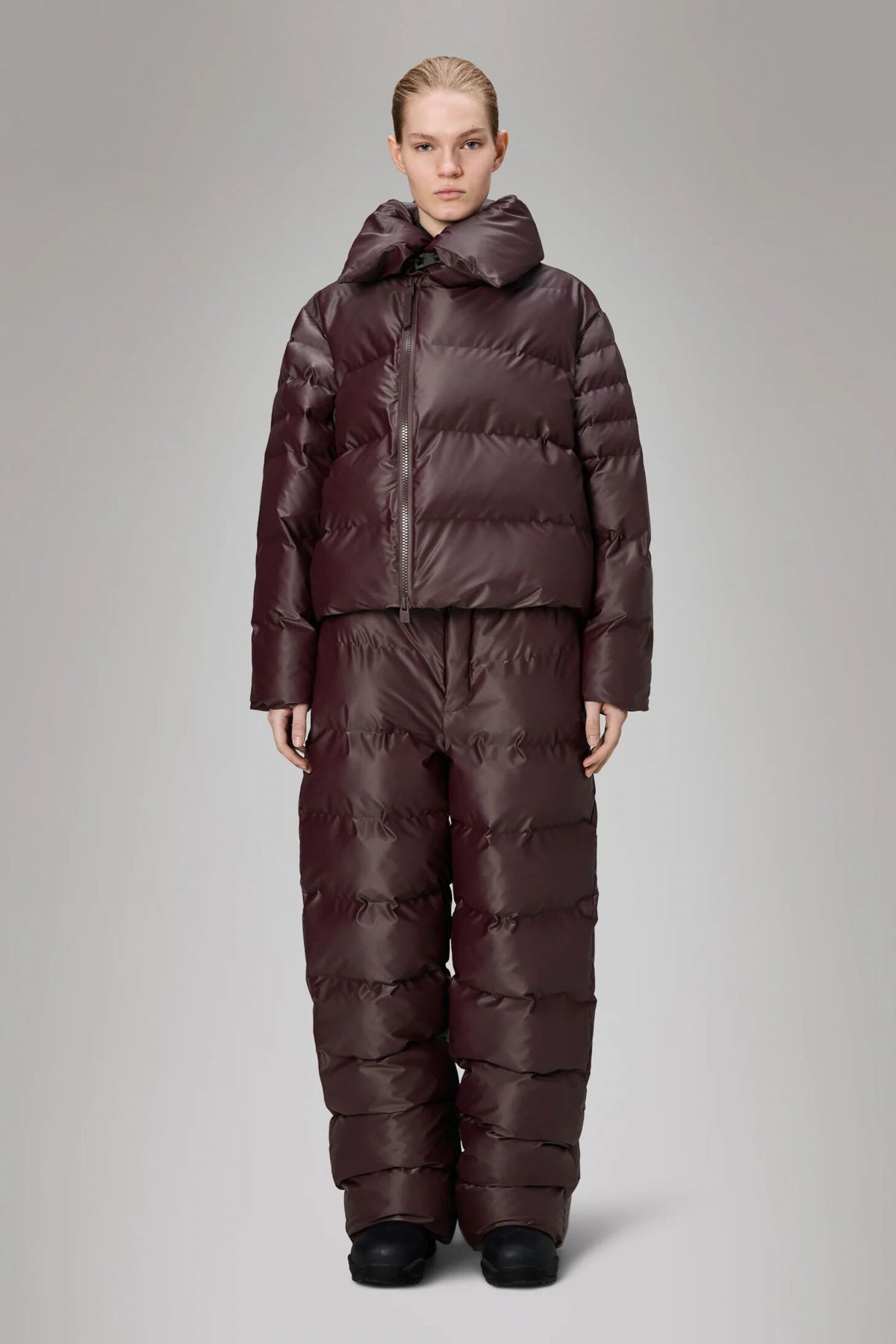 RAINS ALTA VISION SHORT PUFFER JACKET en color BURDEOS (4)