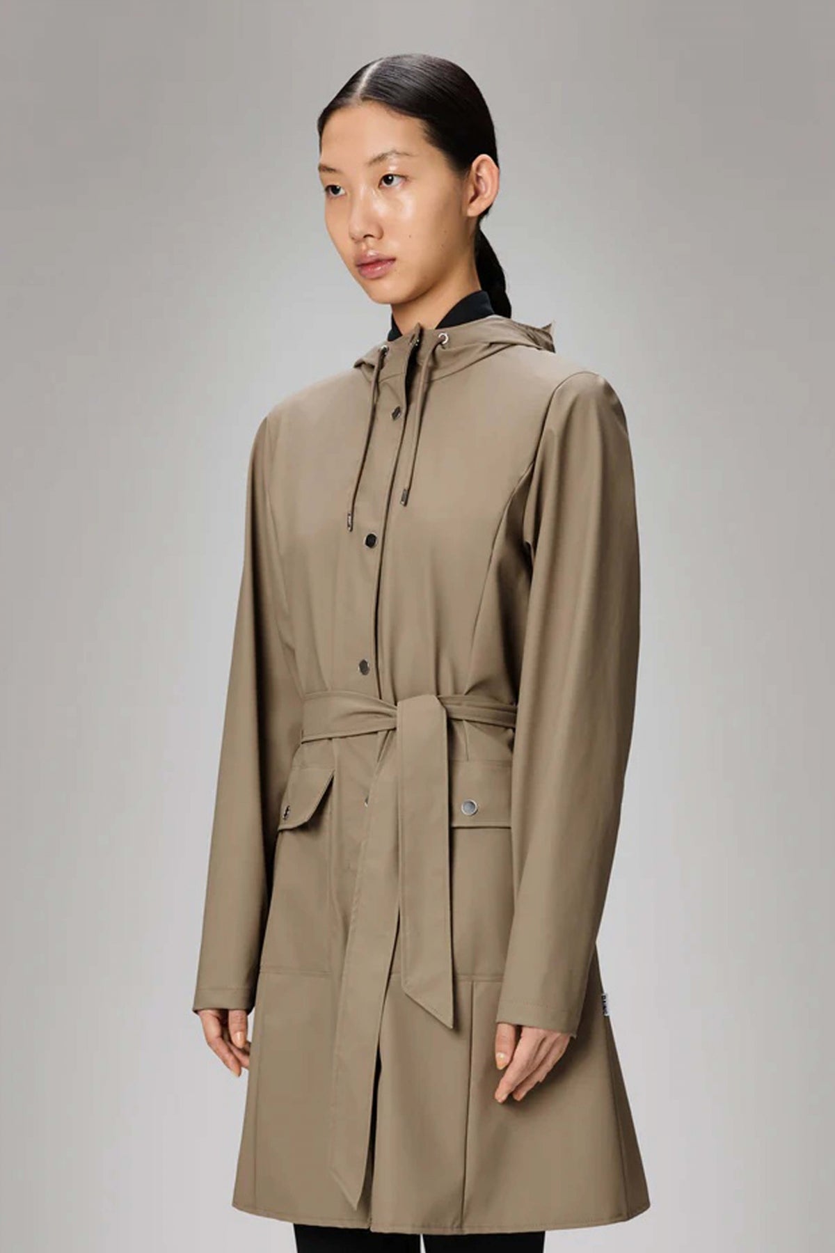 RAINS CURVE LONG JACKET W en color BEIS (1)