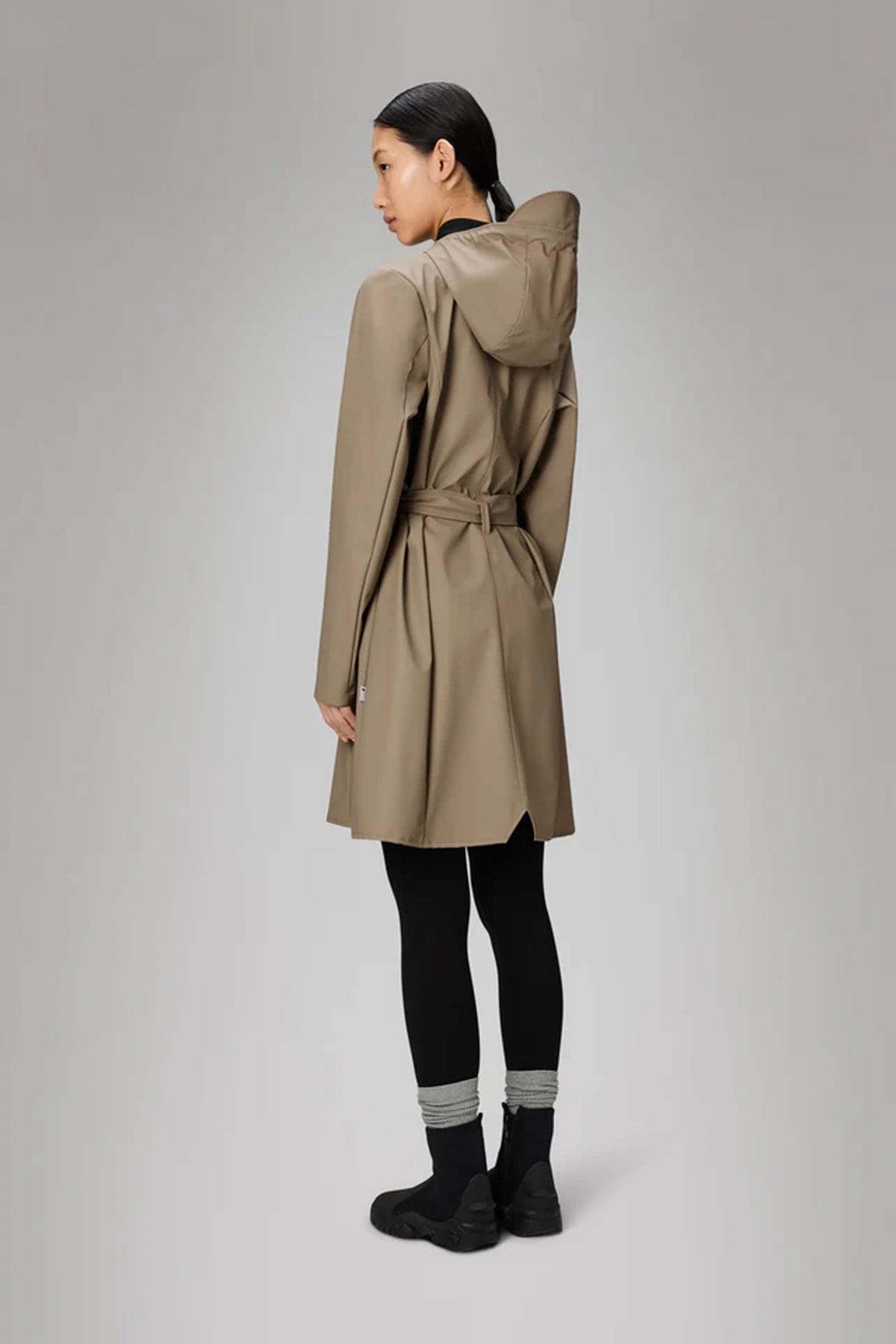 RAINS CURVE LONG JACKET W en color BEIS (3)