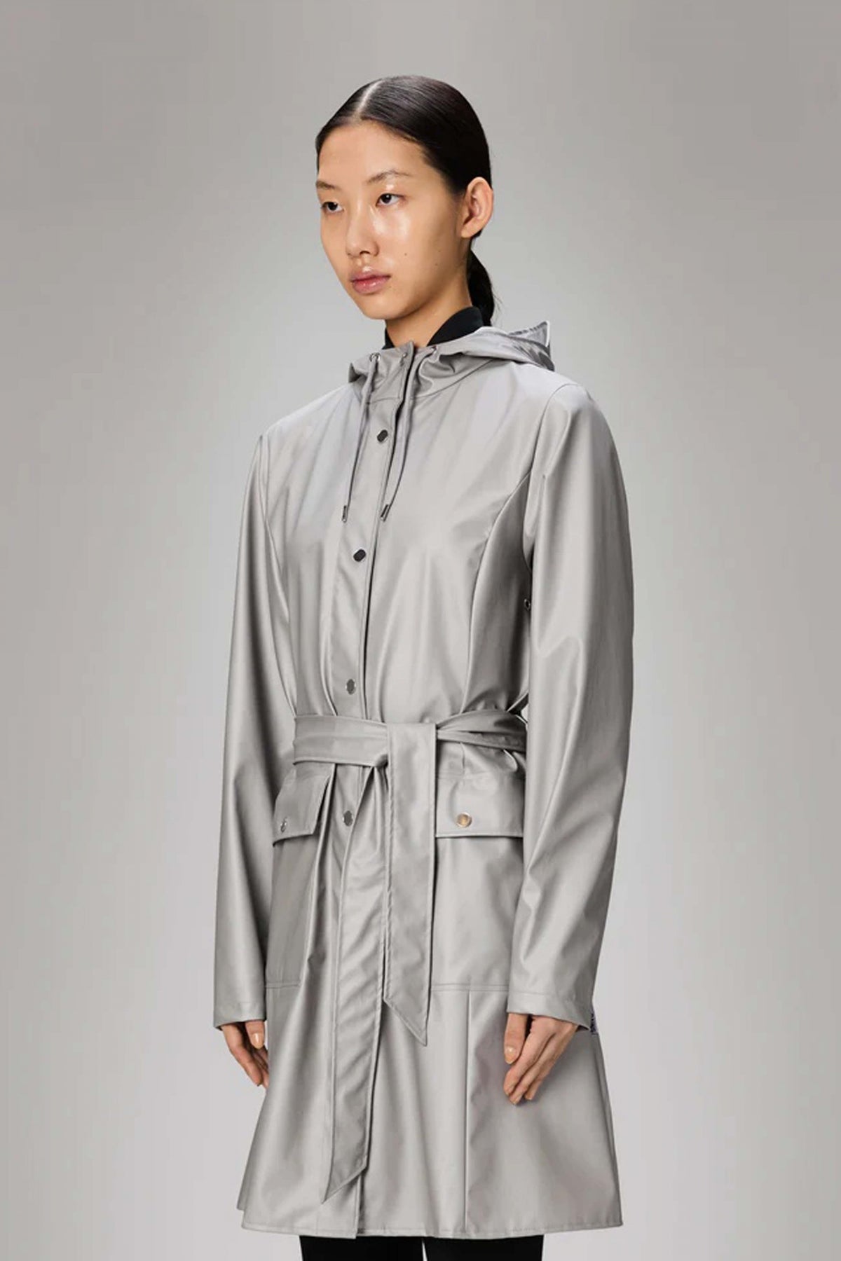 RAINS CURVE LONG JACKET W en color GRIS (1)