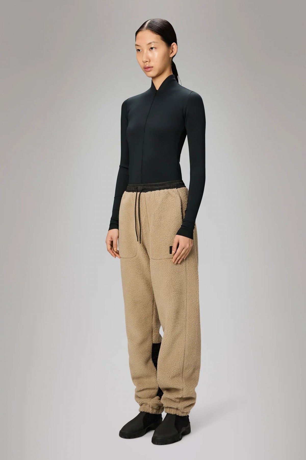 RAINS YERMO FLEECE PANTS REGULAR en color BEIS (4)