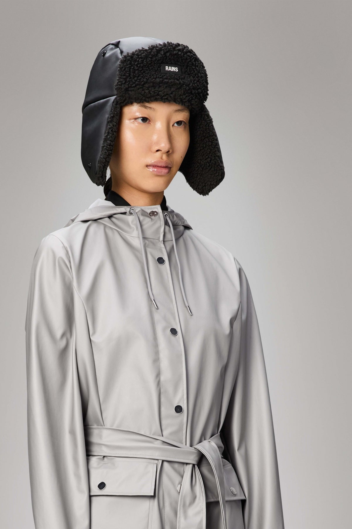 RAINS FLEECE TRAPPER HAT WT en color NEGRO (4)
