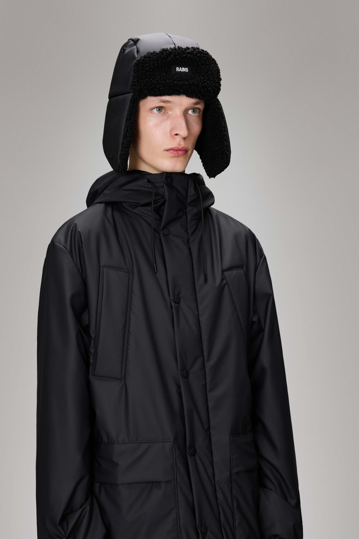 RAINS FLEECE TRAPPER HAT WT en color NEGRO (5)