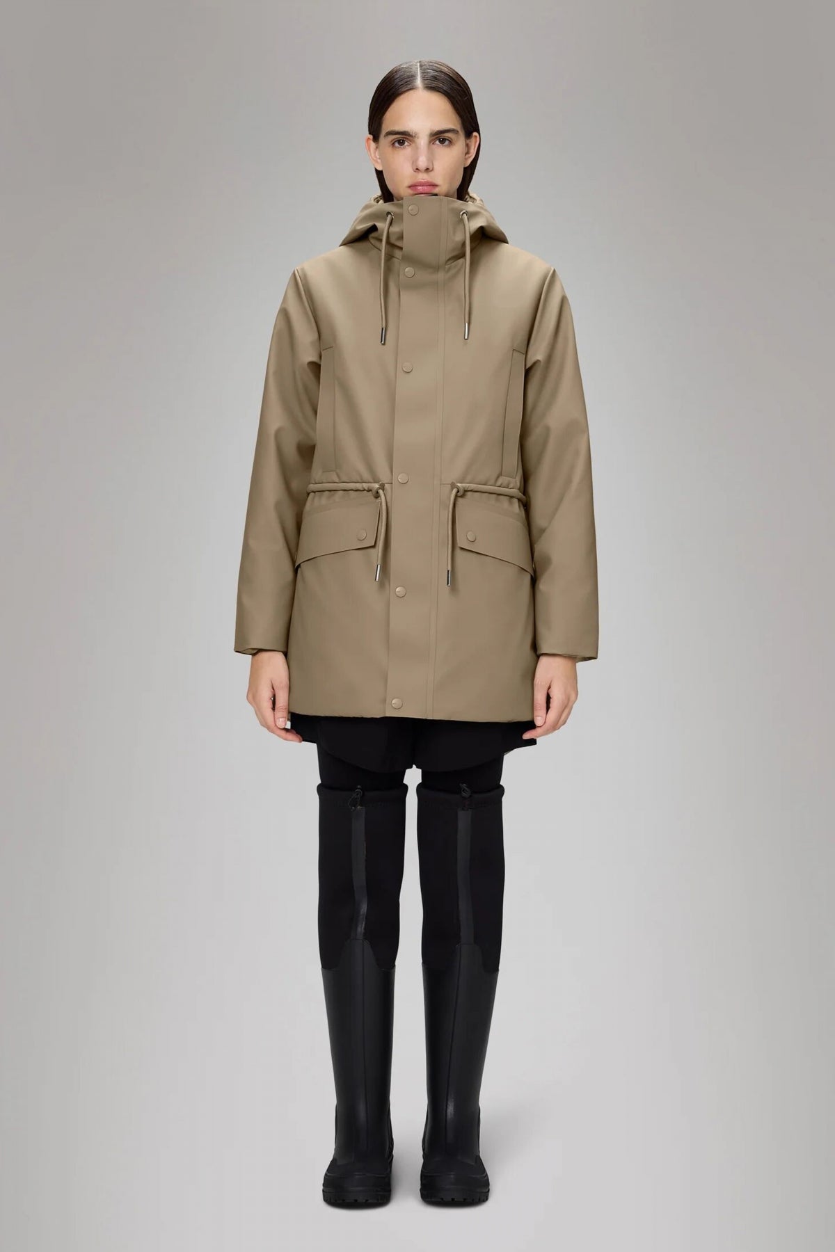 RAINS NOME SHORT W PARKA WT en color BEIS (1)