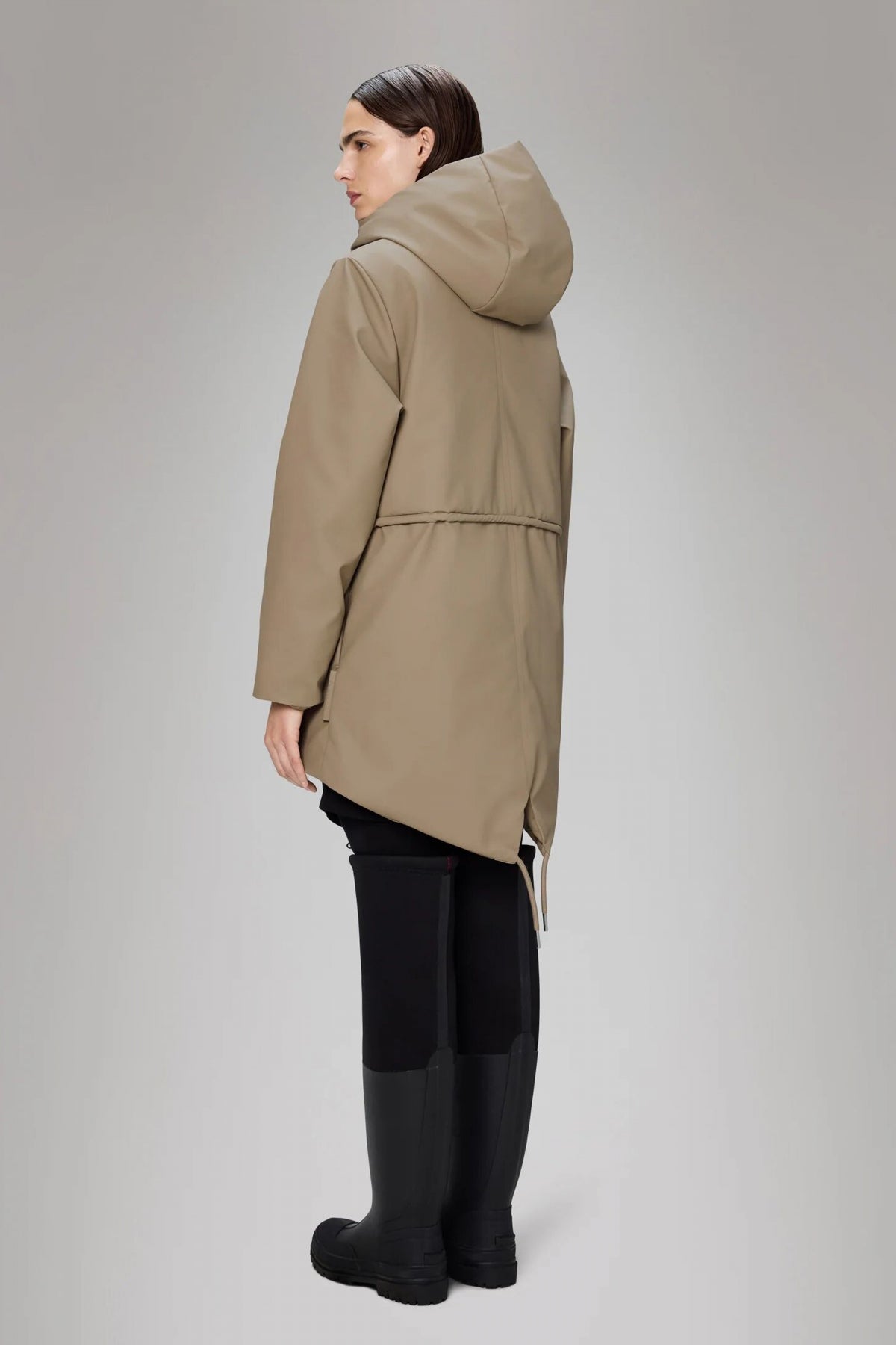RAINS NOME SHORT W PARKA WT en color BEIS (3)