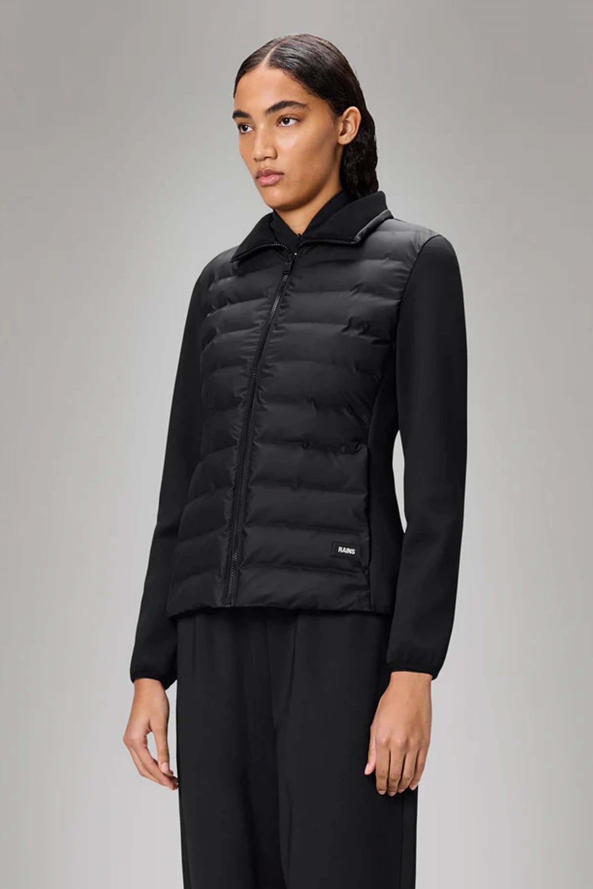 RAINS SAFI FLEECE HYBRID CURVE JAC en color NEGRO (1)