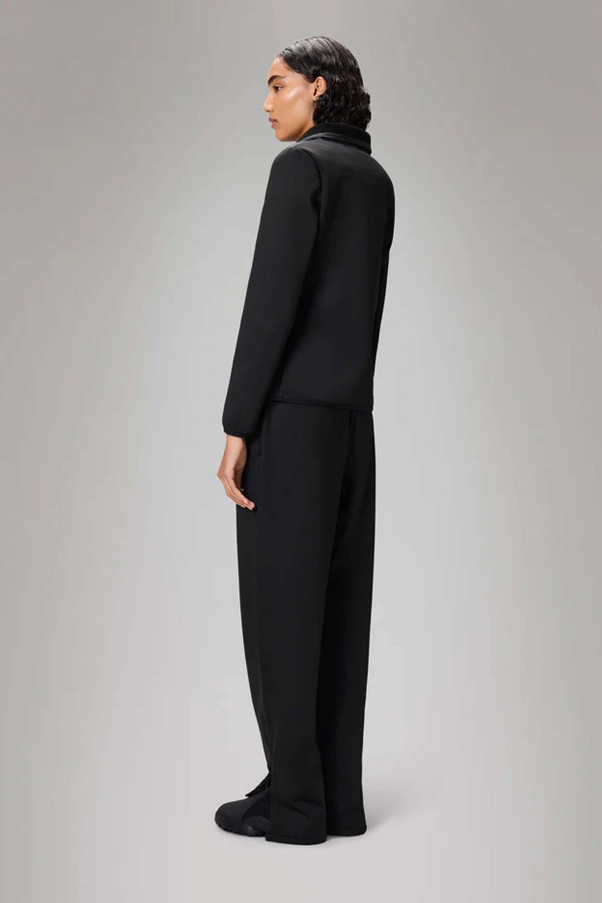 RAINS SAFI FLEECE HYBRID CURVE JAC en color NEGRO (3)