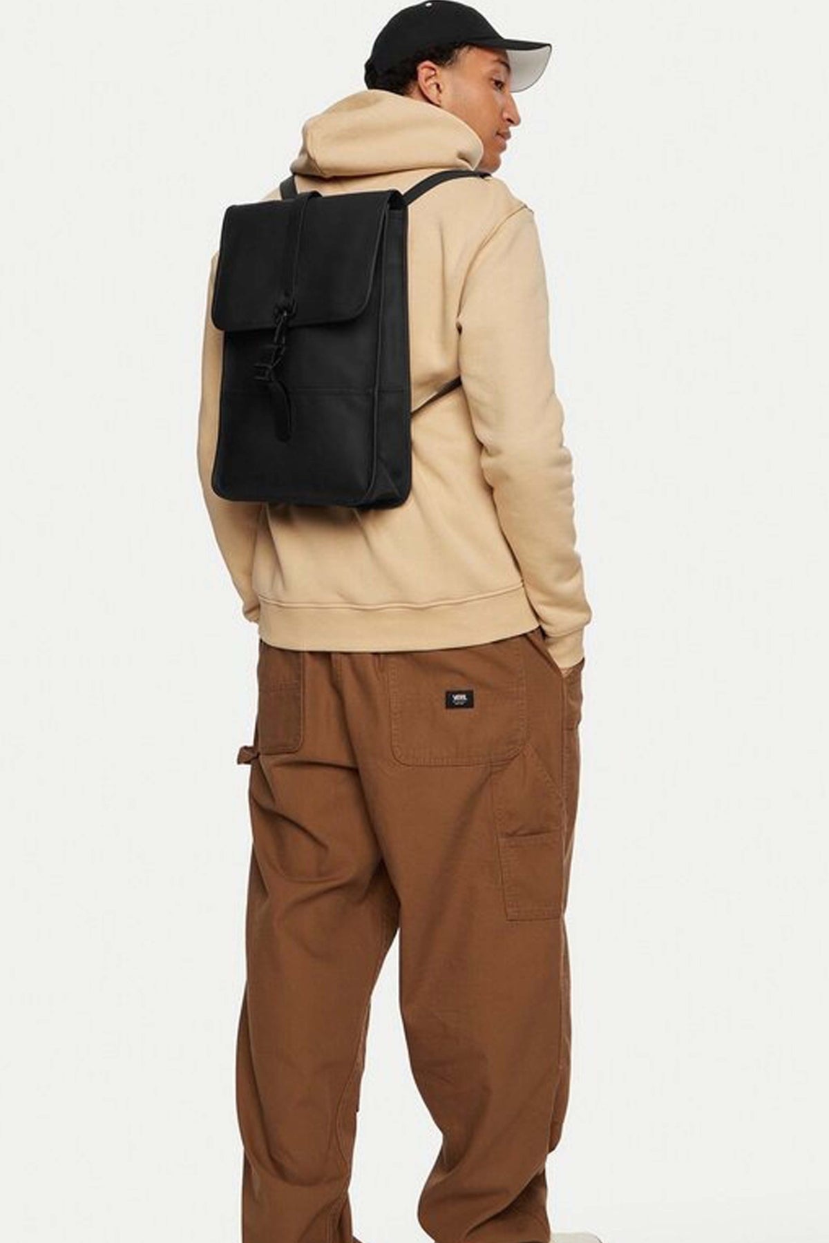 RAINS BACKPACK MINI W en color NEGRO (4)
