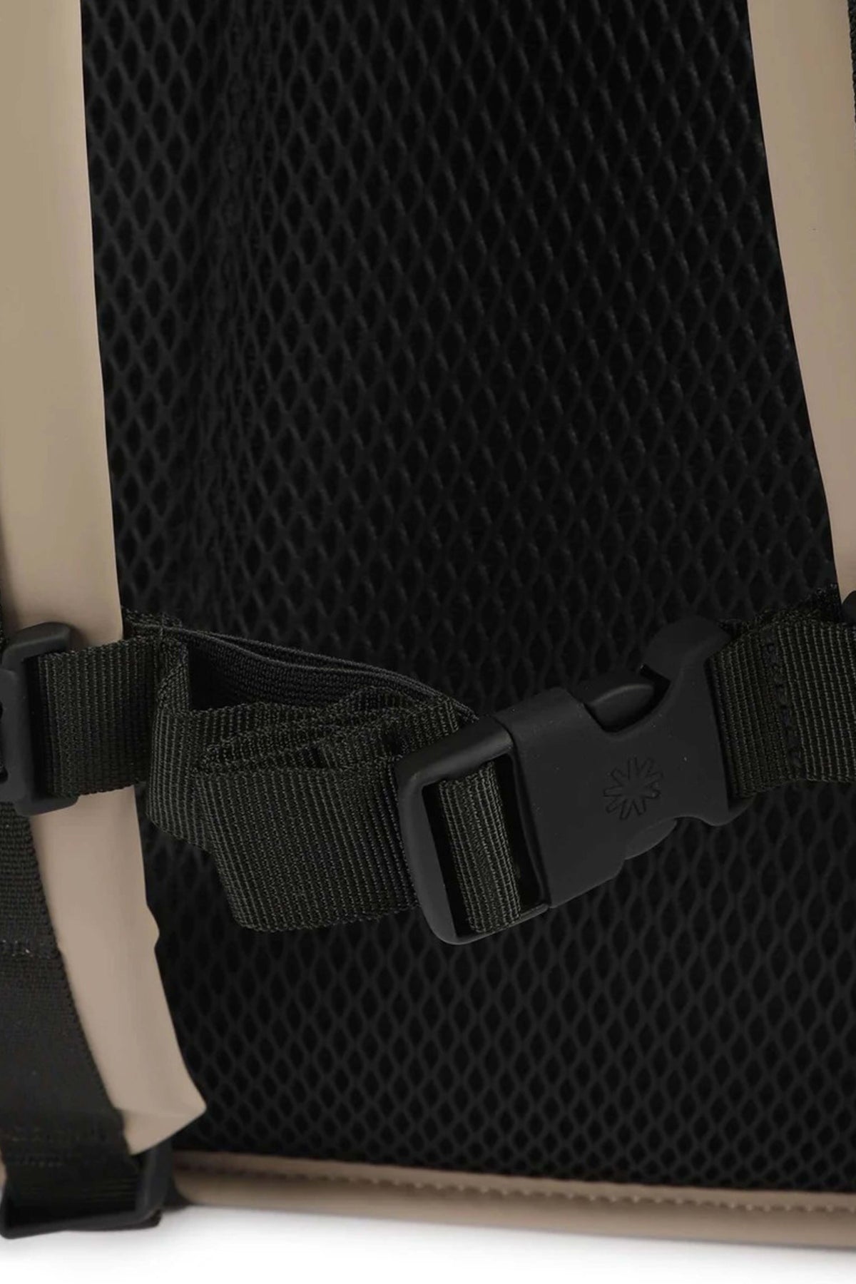 RAINS ROLLTOP RUCKSACK W en color BEIS (8)