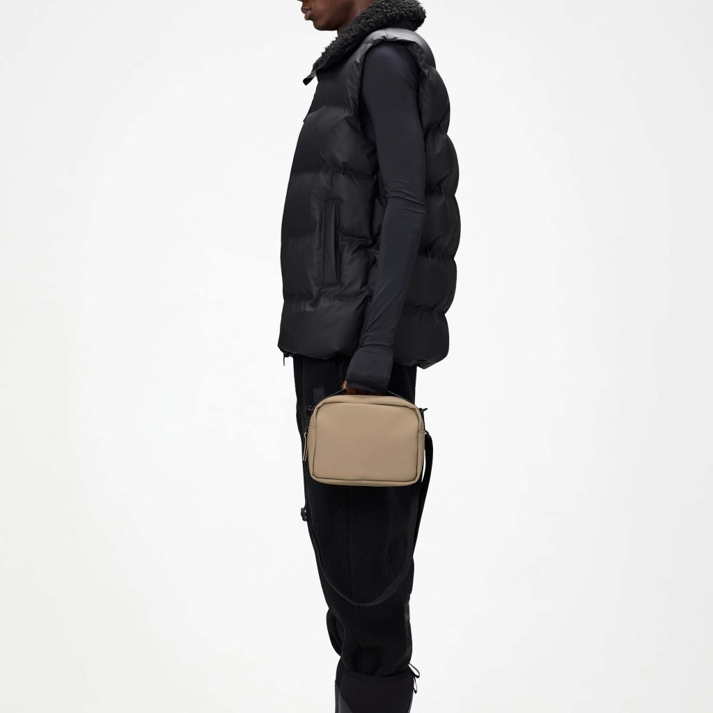 RAINS BOX BAG W en color BEIS (6)