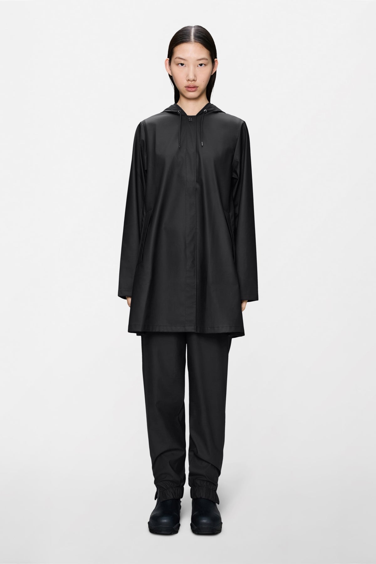 RAINS R LINE JACKET W en color NEGRO (1)