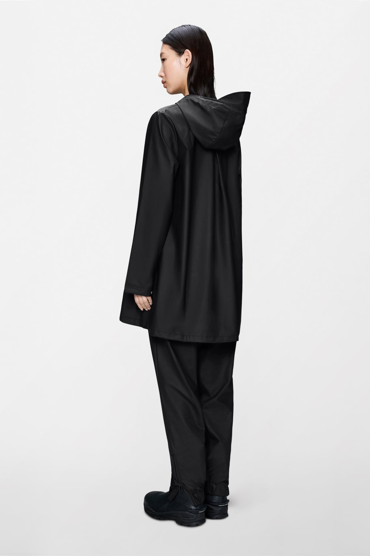 RAINS R LINE JACKET W en color NEGRO (2)