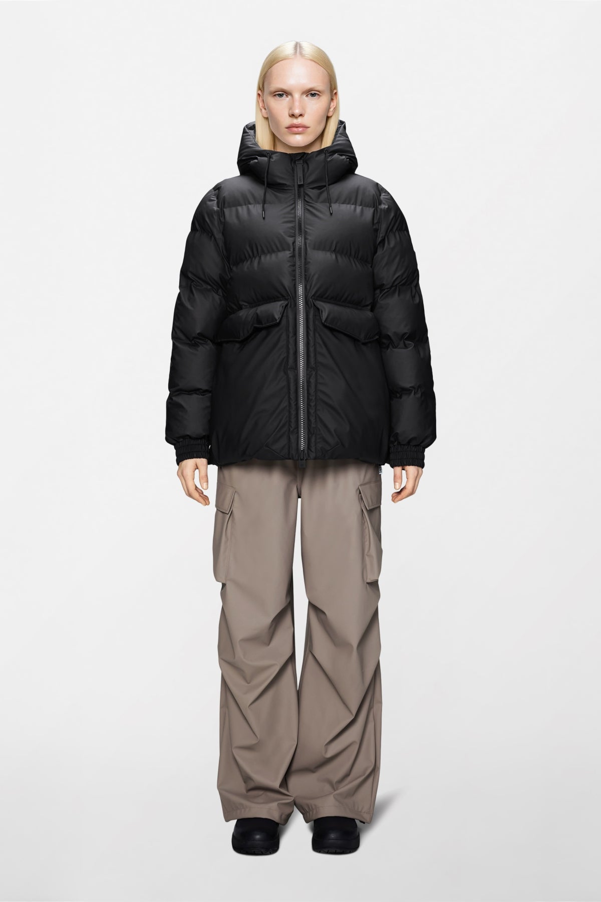 RAINS R ALTA LINE PUFFER JACKET WT en color NEGRO (1)