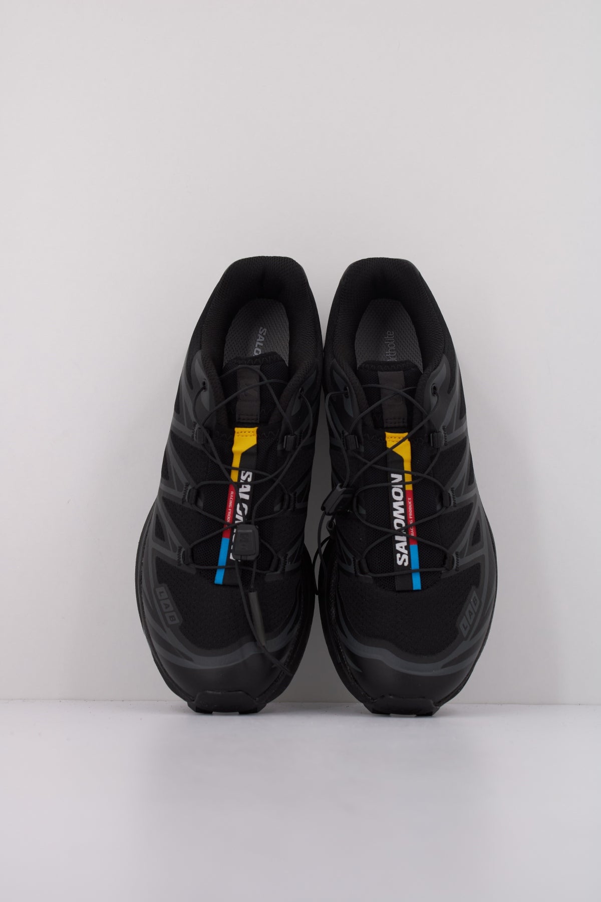 SALOMON BAJO XT en color NEGRO (3)