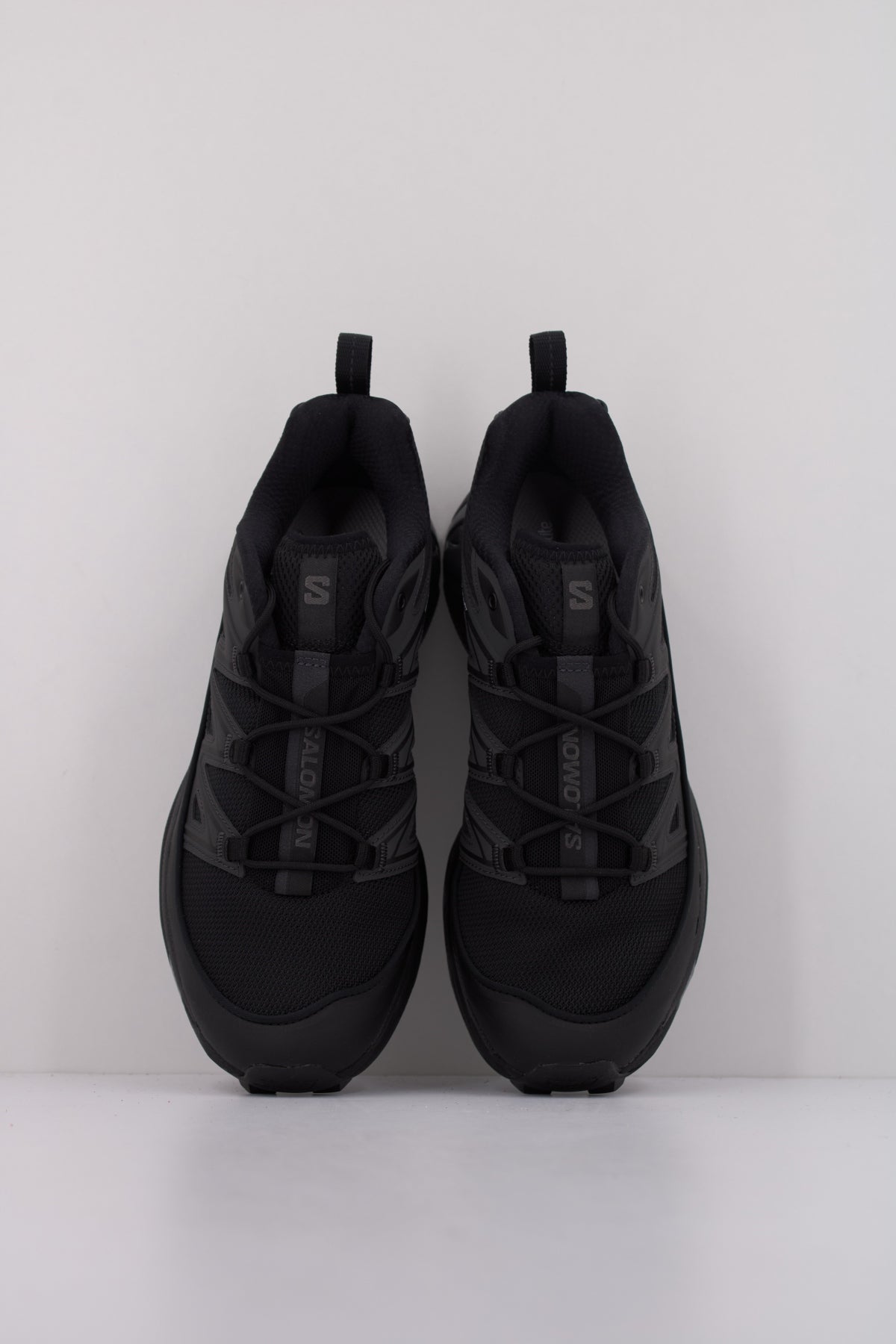 SALOMON BAJO XT EXPANSE en color NEGRO (2)