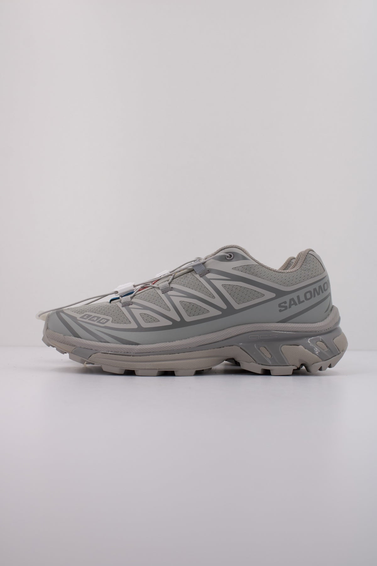 SALOMON BAJO XT en color GRIS (1)