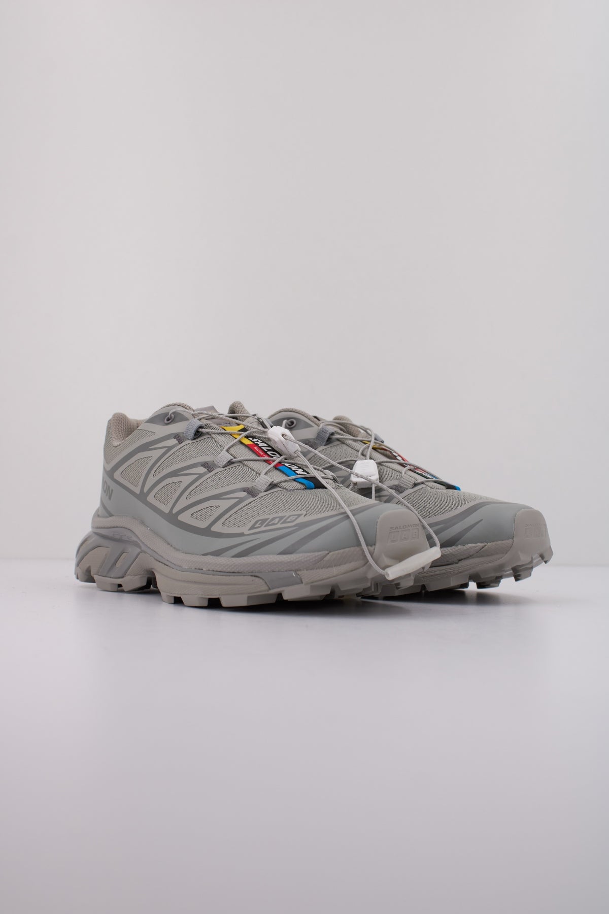 SALOMON BAJO XT en color GRIS (2)