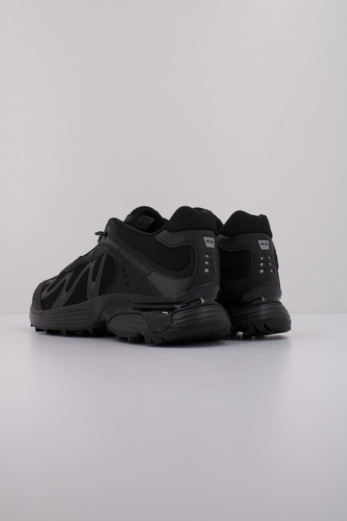 SALOMON BAJO XT WHISPER en color NEGRO (4)