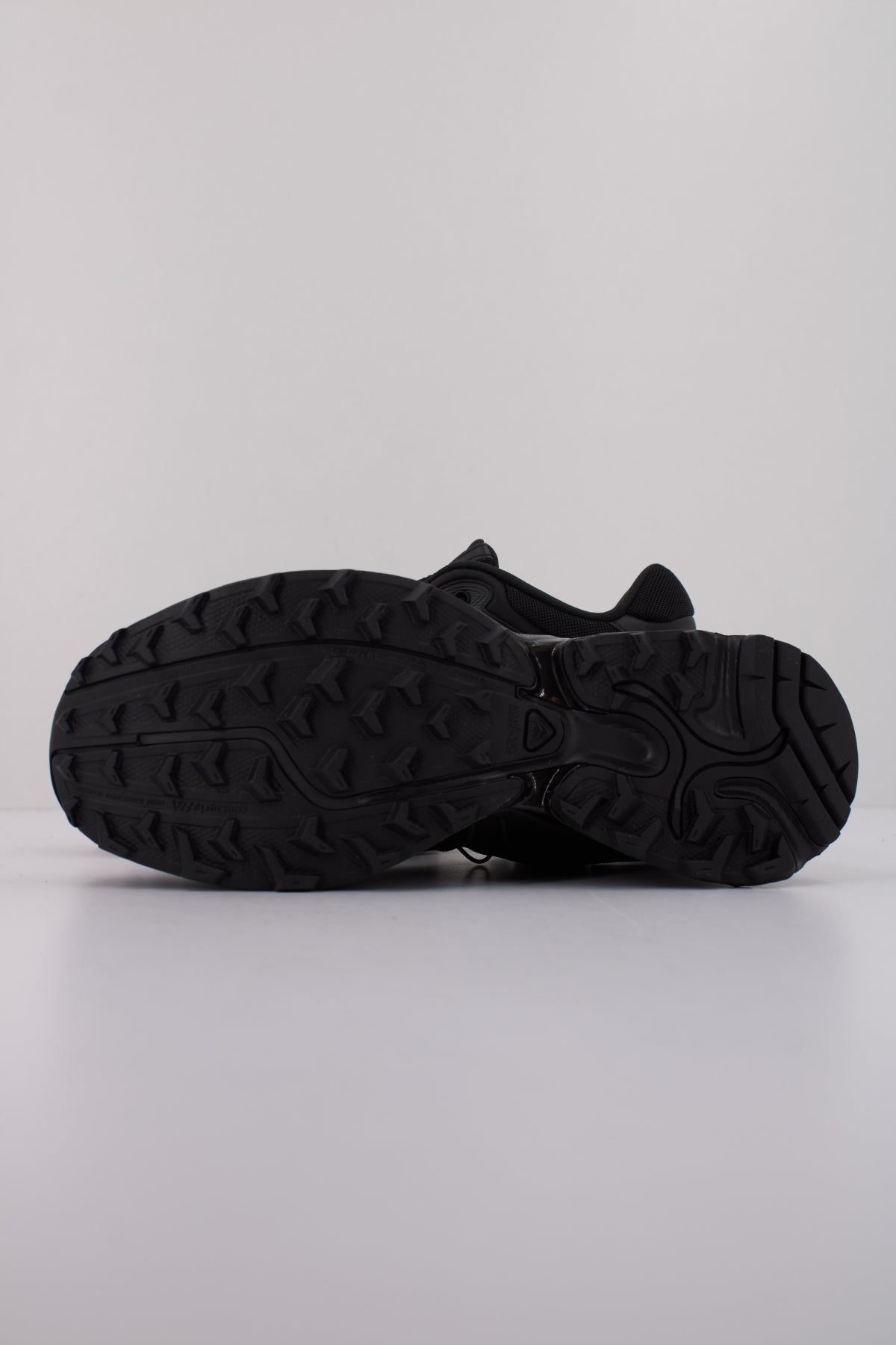 SALOMON BAJO XT WHISPER en color NEGRO (5)