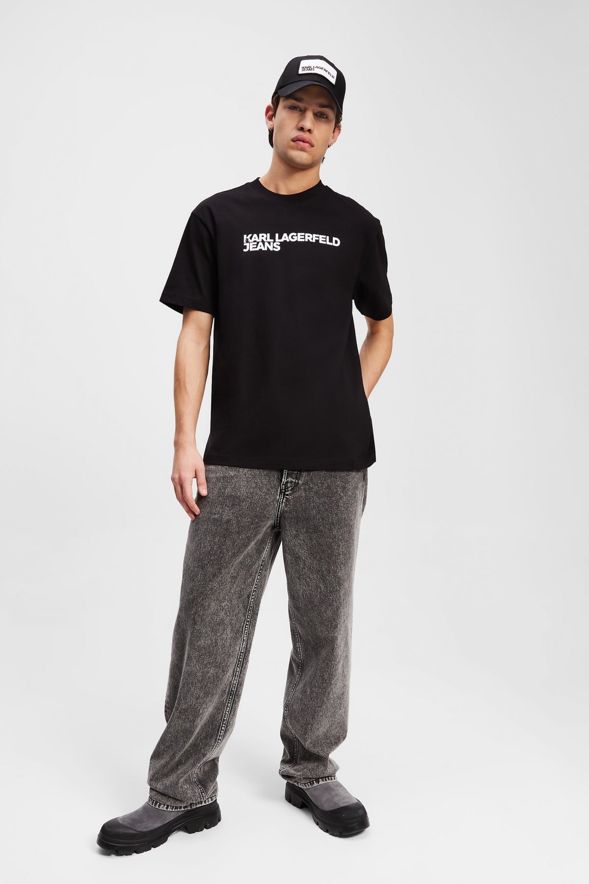 KARL LAGERFELD JEANS KLJ REG SS ESSENTIAL TEE en color NEGRO (4)