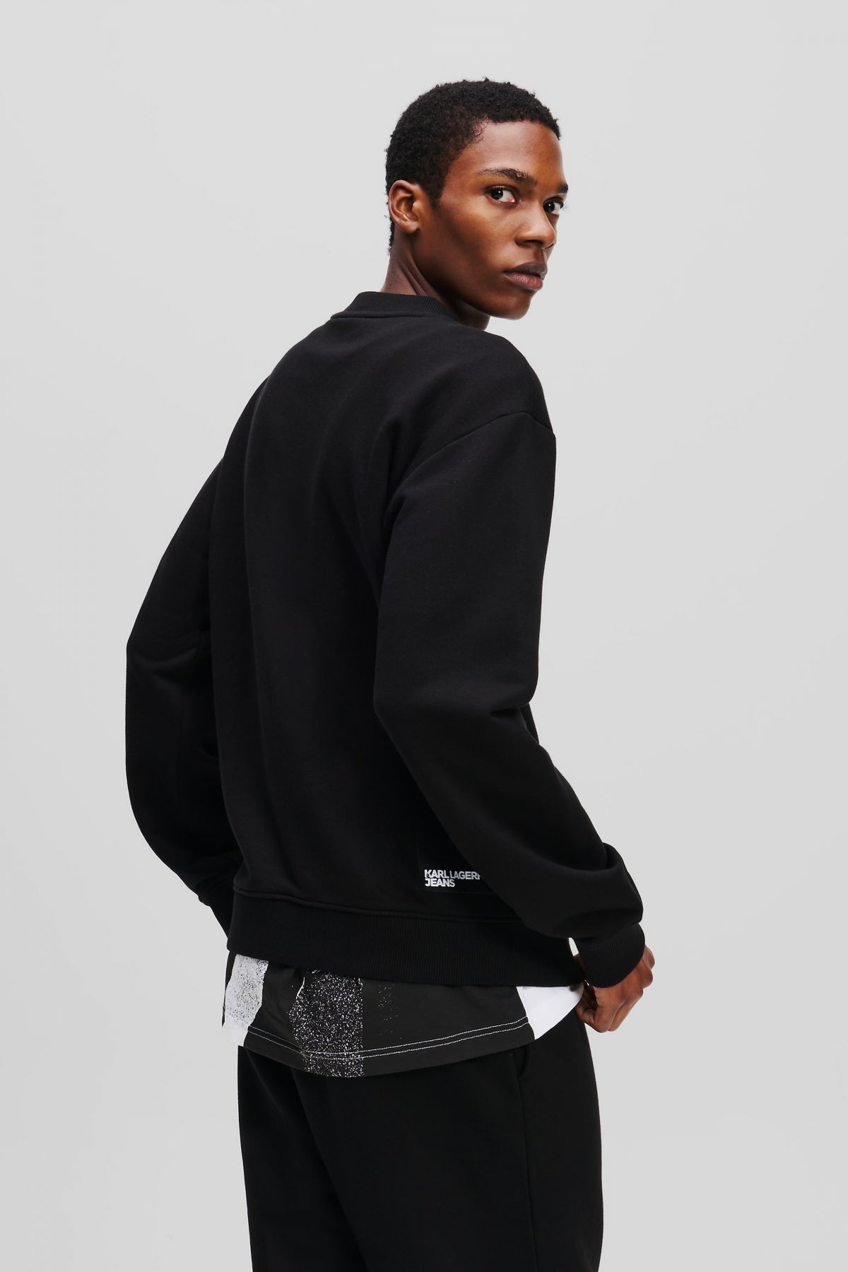KARL LAGERFELD JEANS KLJ REG ESSENTIAL LOGO SWE en color NEGRO (3)
