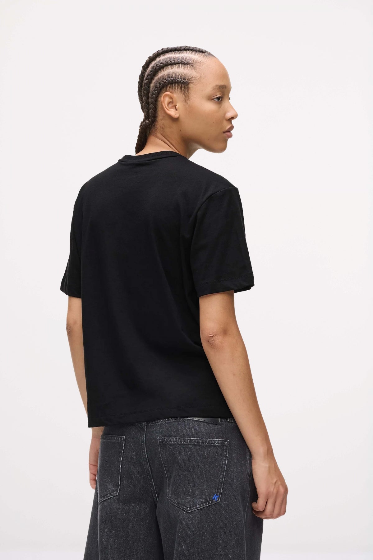 KARL LAGERFELD JEANS KLJ REG OUTLINE LOGO TEE en color NEGRO (3)