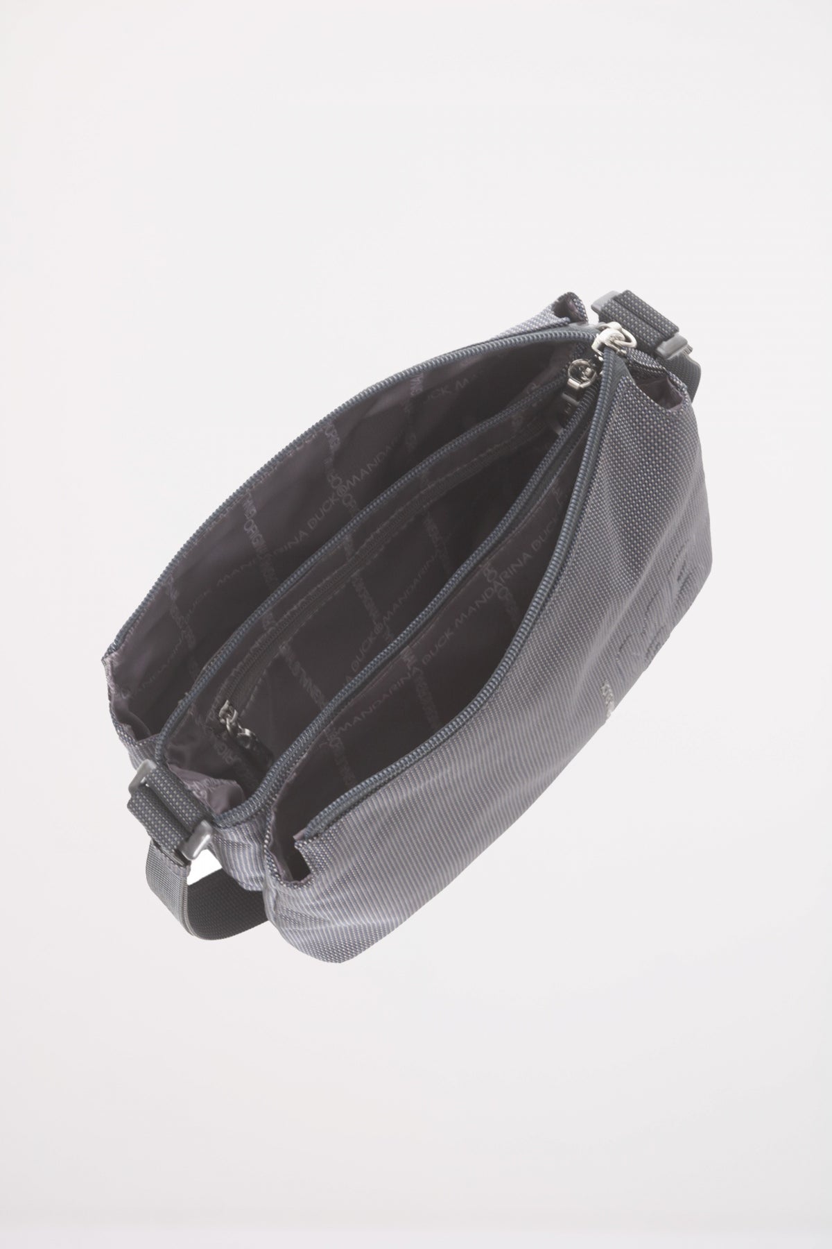 MANDARINA DUCK MD POCHETTE en color NEGRO (4)