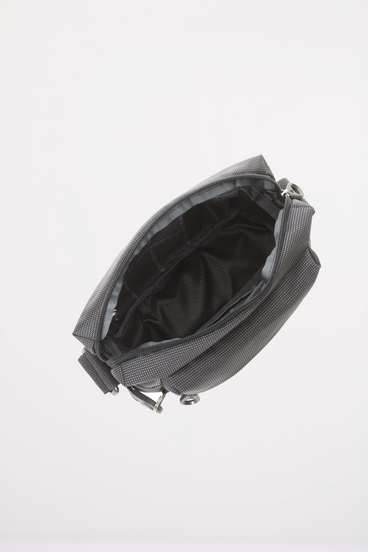 MANDARINA DUCK MD CROSSOVER en color NEGRO (4)