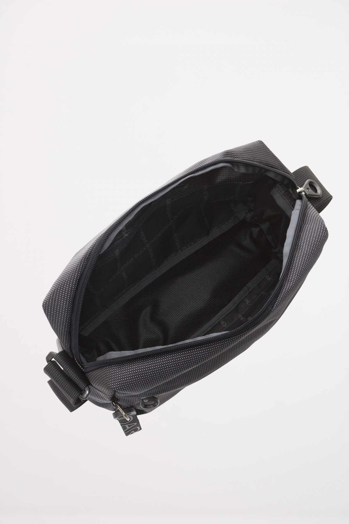 MANDARINA DUCK MD CROSSOVER en color NEGRO (4)