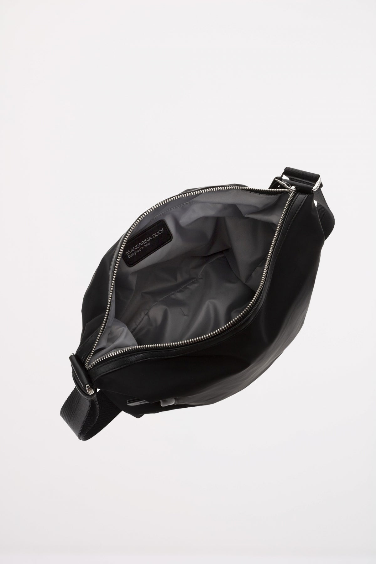 MANDARINA DUCK HUNTER HOBO en color NEGRO (4)