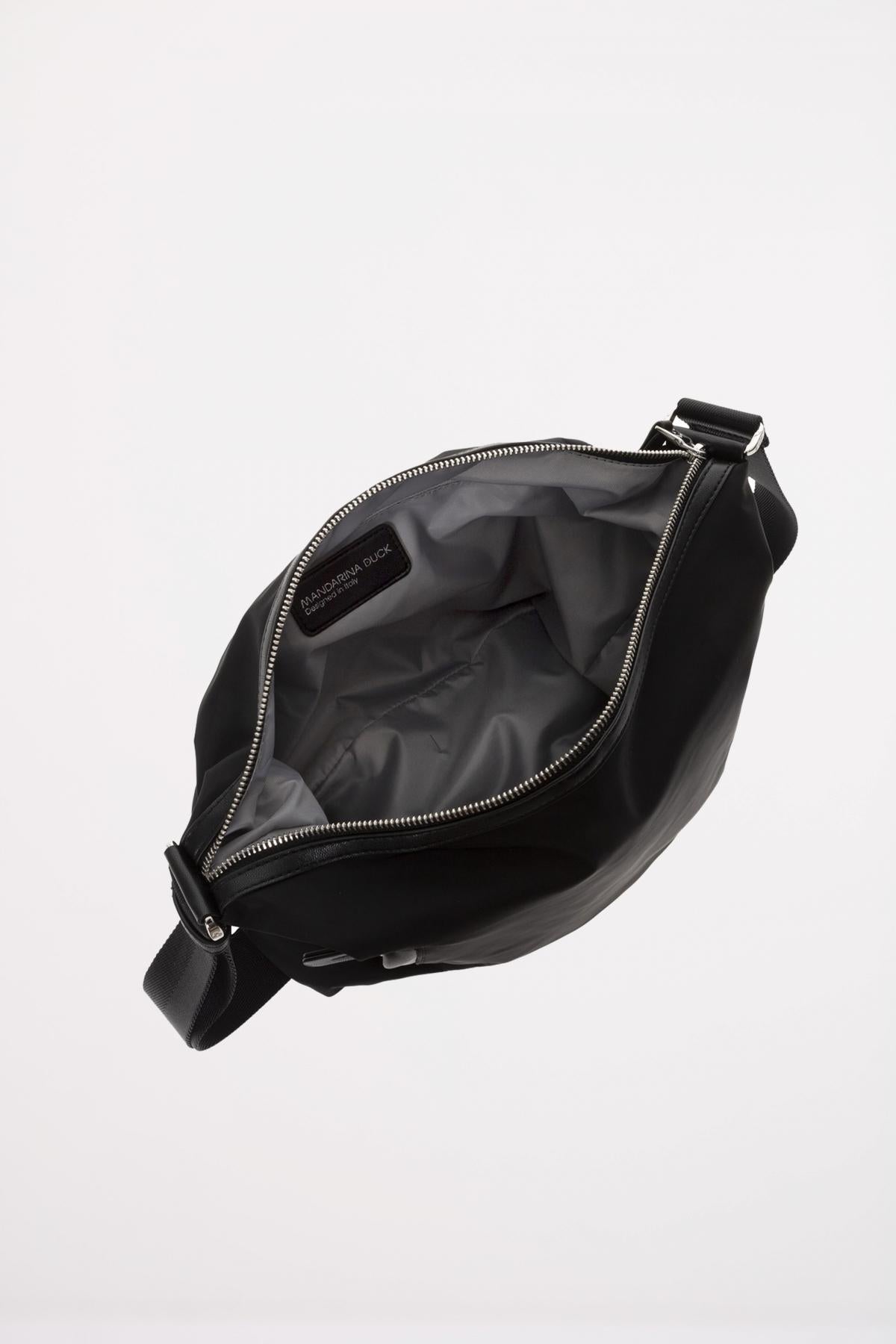 MANDARINA DUCK HUNTER HOBO en color NEGRO (4)