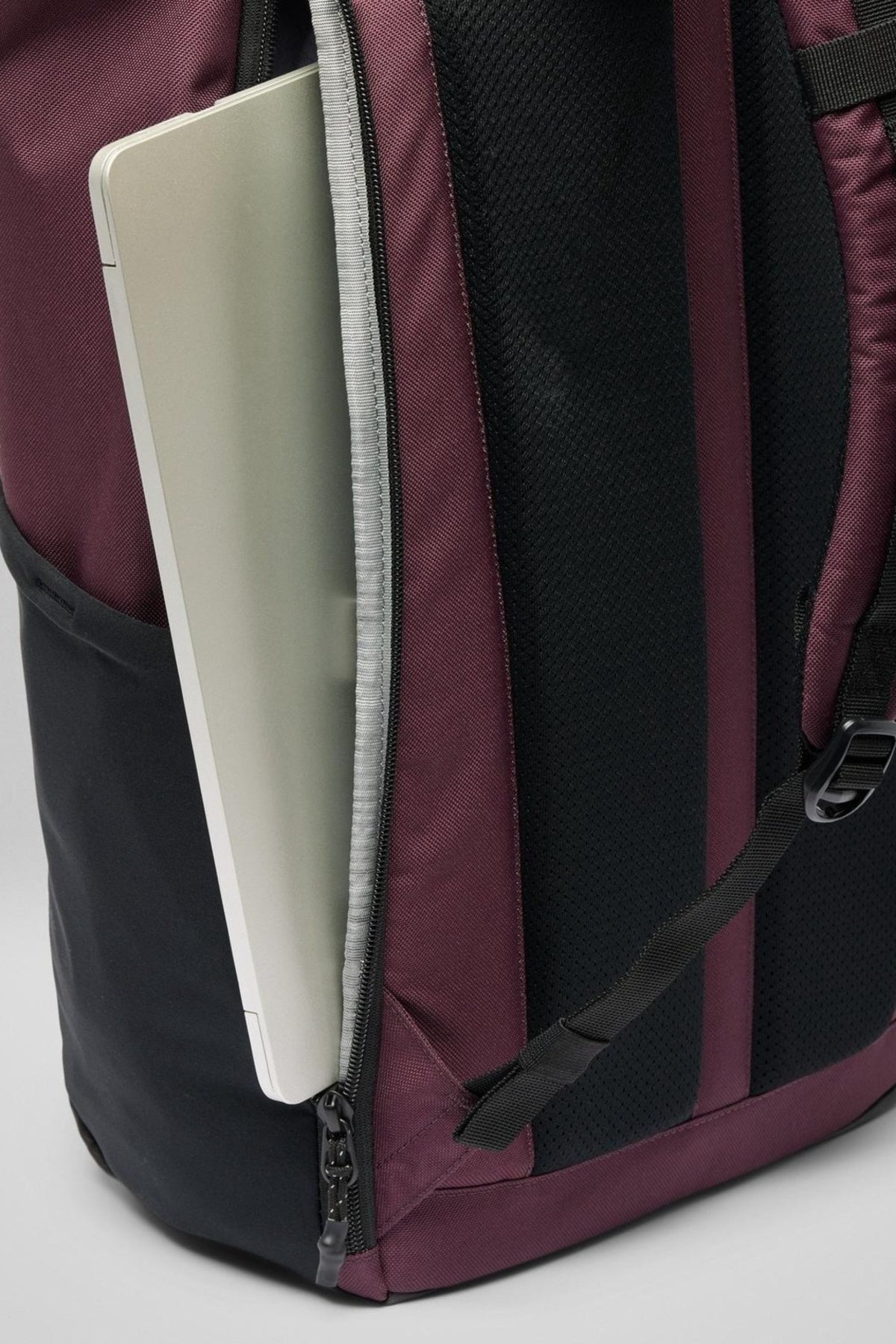 COLUMBIA CONVEY III L BACKPACK en color BURDEOS (4)