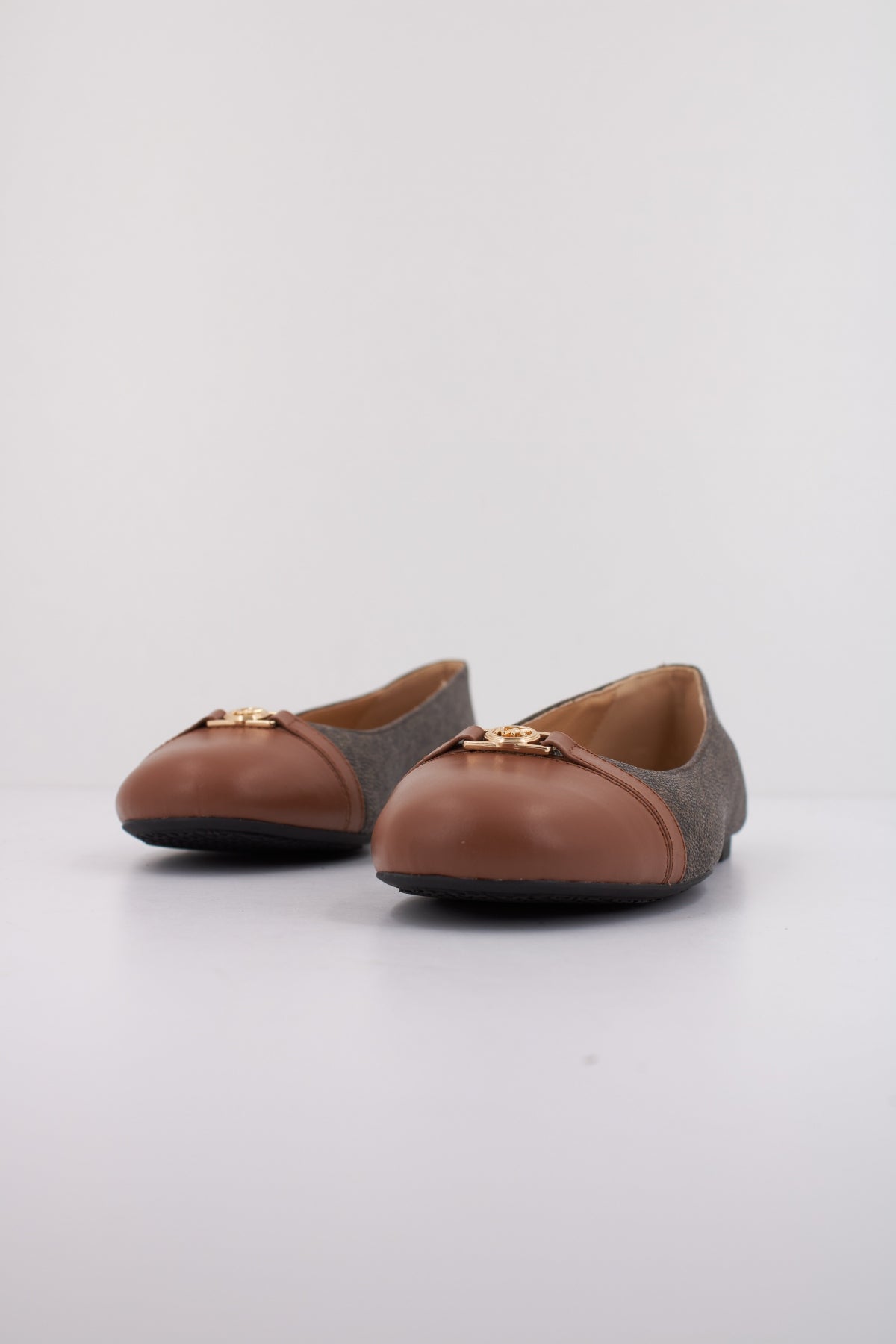 MICHAEL KORS MANDY FLAT en color MARRON (2)