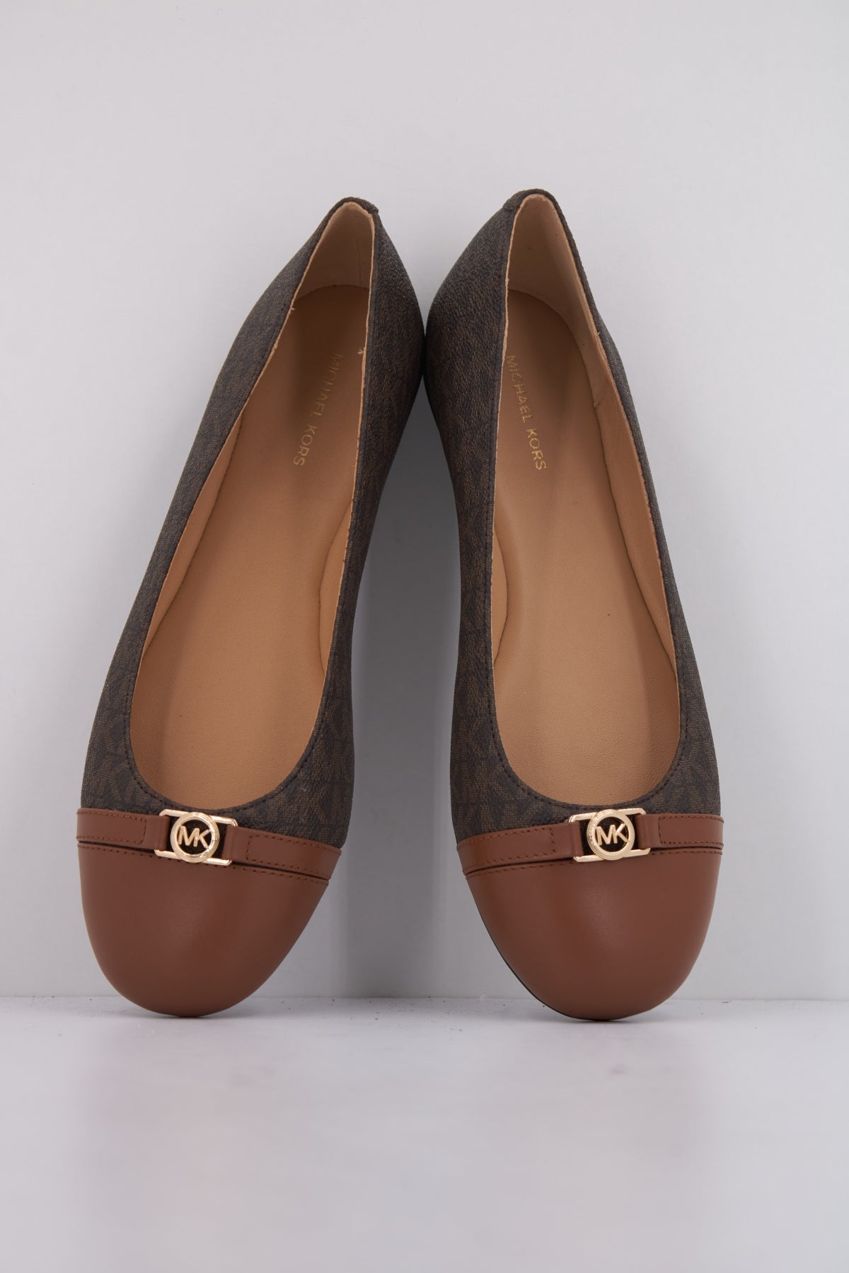 MICHAEL KORS MANDY FLAT en color MARRON (3)