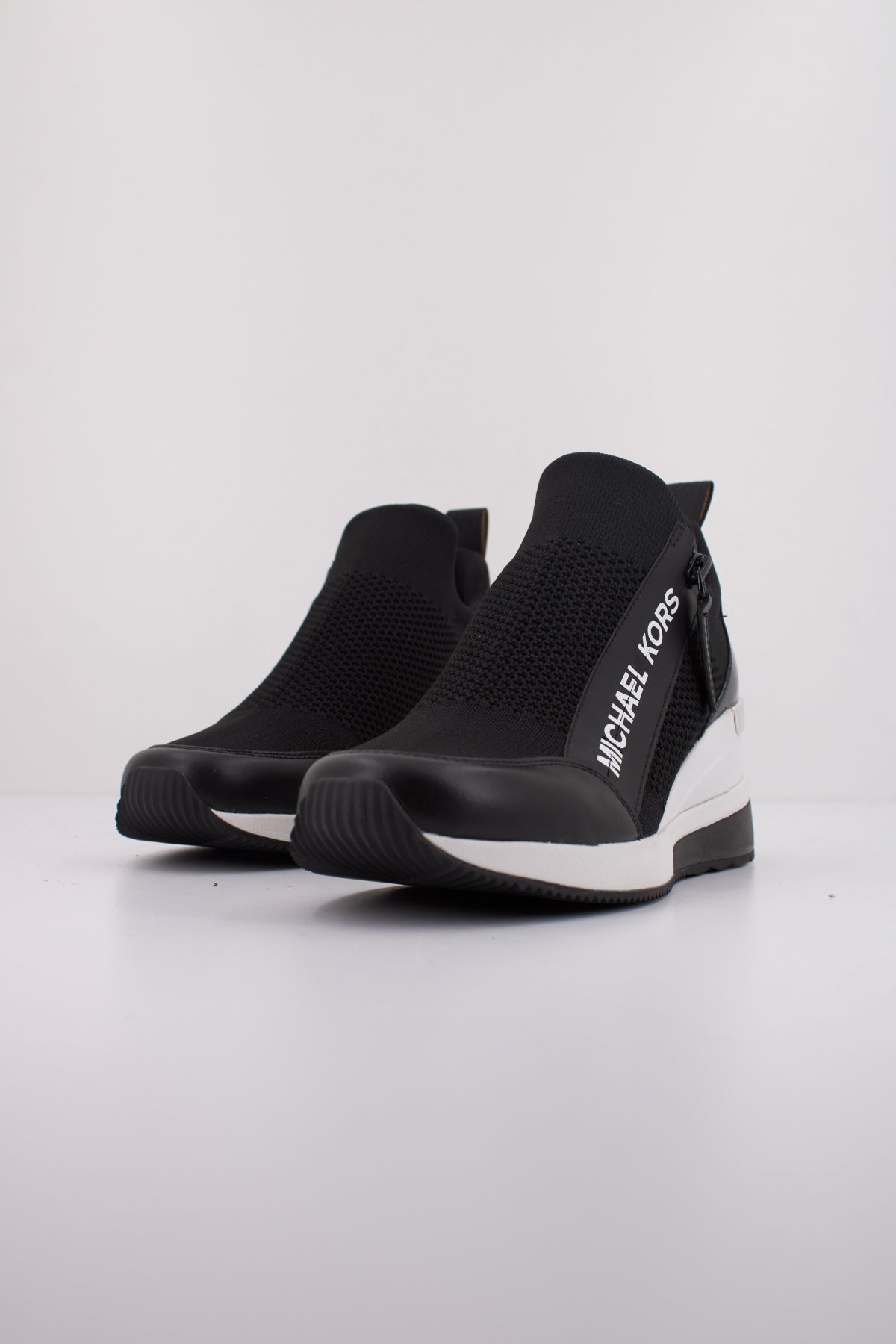 MICHAEL KORS WILLIS WEDGE TRAINER en color NEGRO (2)