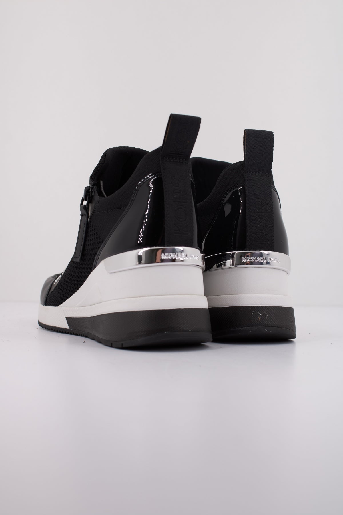 MICHAEL KORS WILLIS WEDGE TRAINER en color NEGRO (4)