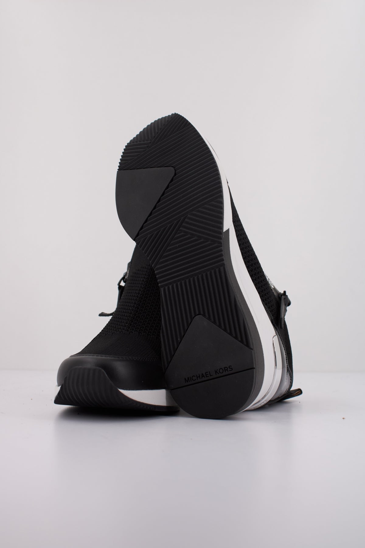 MICHAEL KORS WILLIS WEDGE TRAINER en color NEGRO (5)